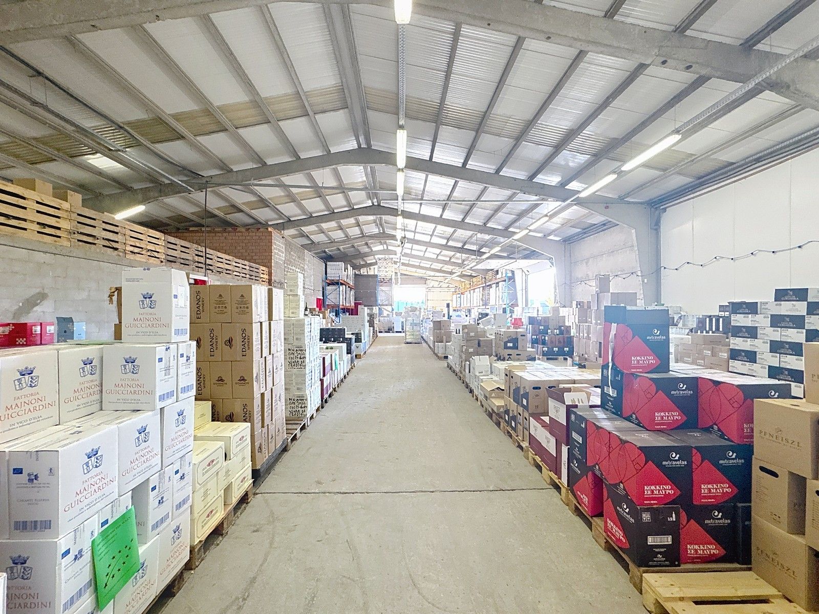 Instapklaar BEDRIJFSPAND, bestaande uit MAGAZIJNEN met geïntegreerde KANTOREN en ruim APPARTEMENT met terras op verdieping! Op industriezone "Waggelwater"! foto 3