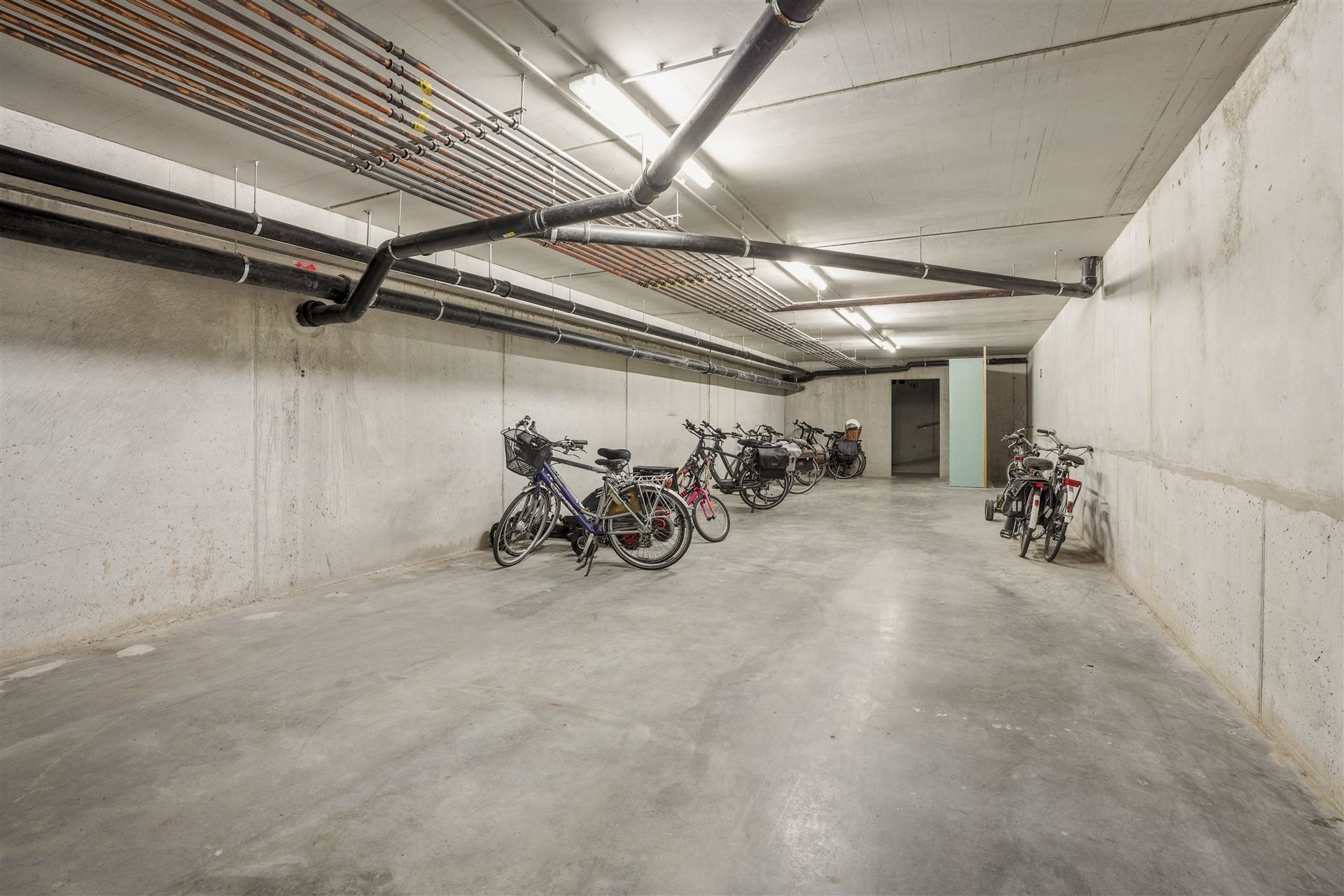 INSTAPKLAAR / RECENT GEBOUW  foto 38