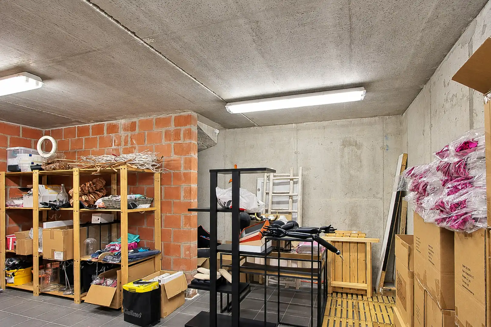 Moderne winkel met hoge plafonds te huur Lippenslaan 333 (vanaf 1/4/2027) foto 14