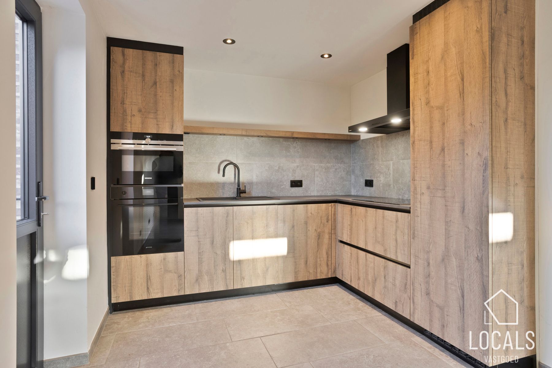 Volledig gerenoveerde halfopen bebouwing in Denderhoutem foto 6