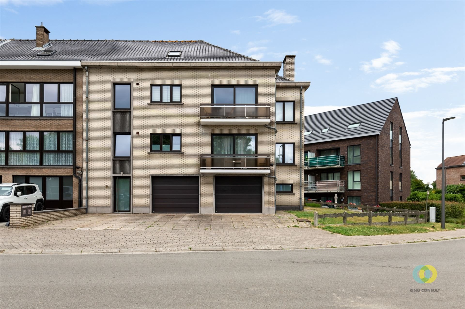 appartementsgebouw met garages foto {{pictureIndex}}