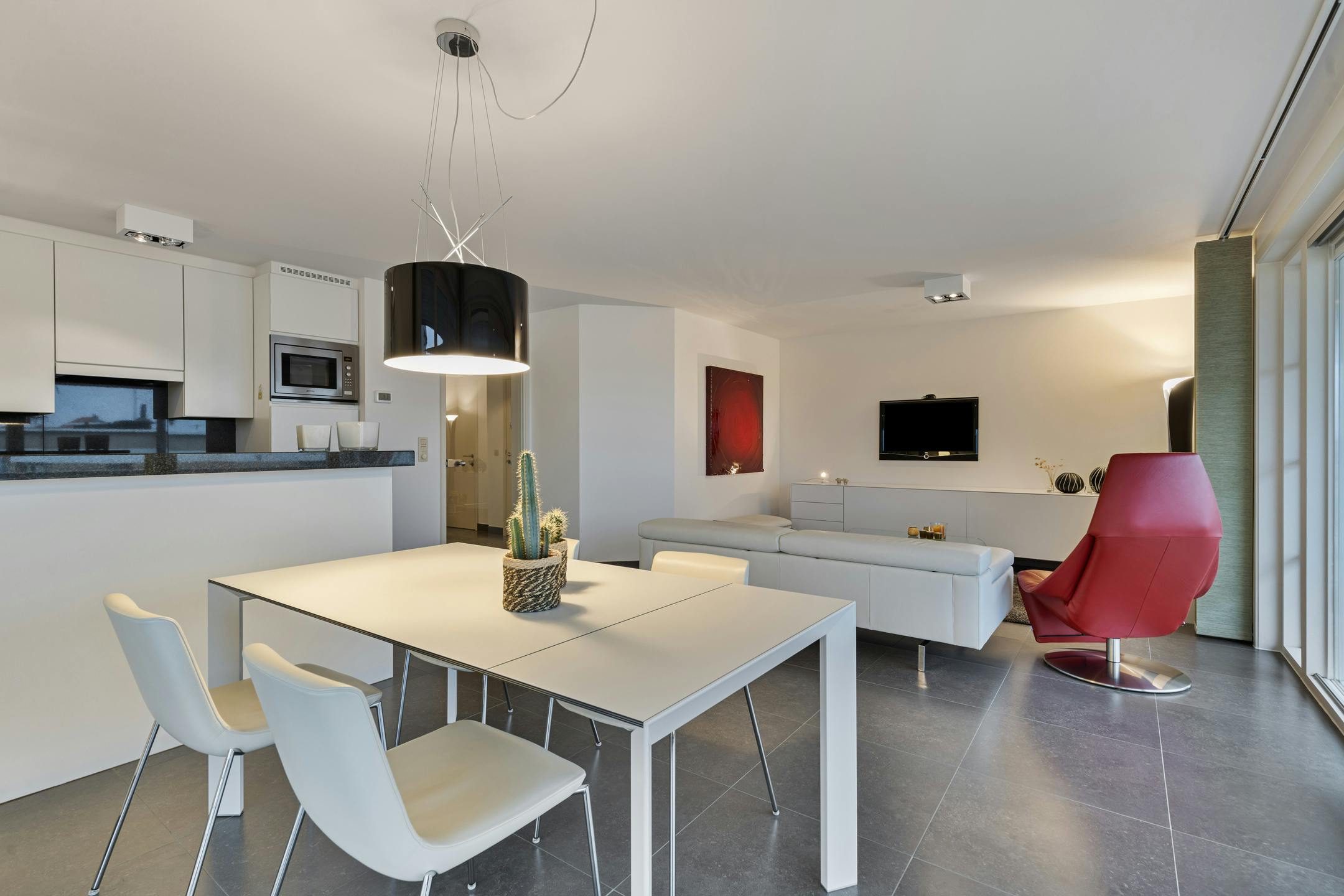 Hoekappartement met 2 slaapkamers en garage in Sint-Idesbald foto {{pictureIndex}}