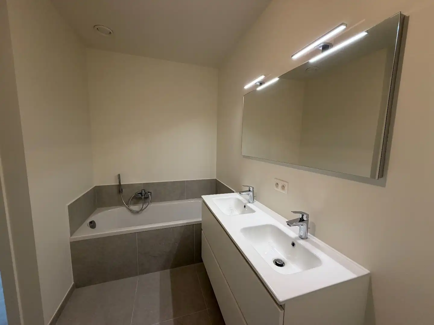Nieuwbouwappartement met ruim terras foto 9