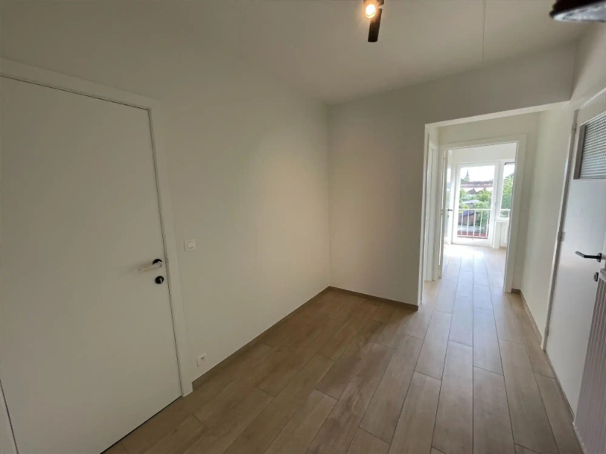 Vernieuwd modern appartement met terras en garage foto 2