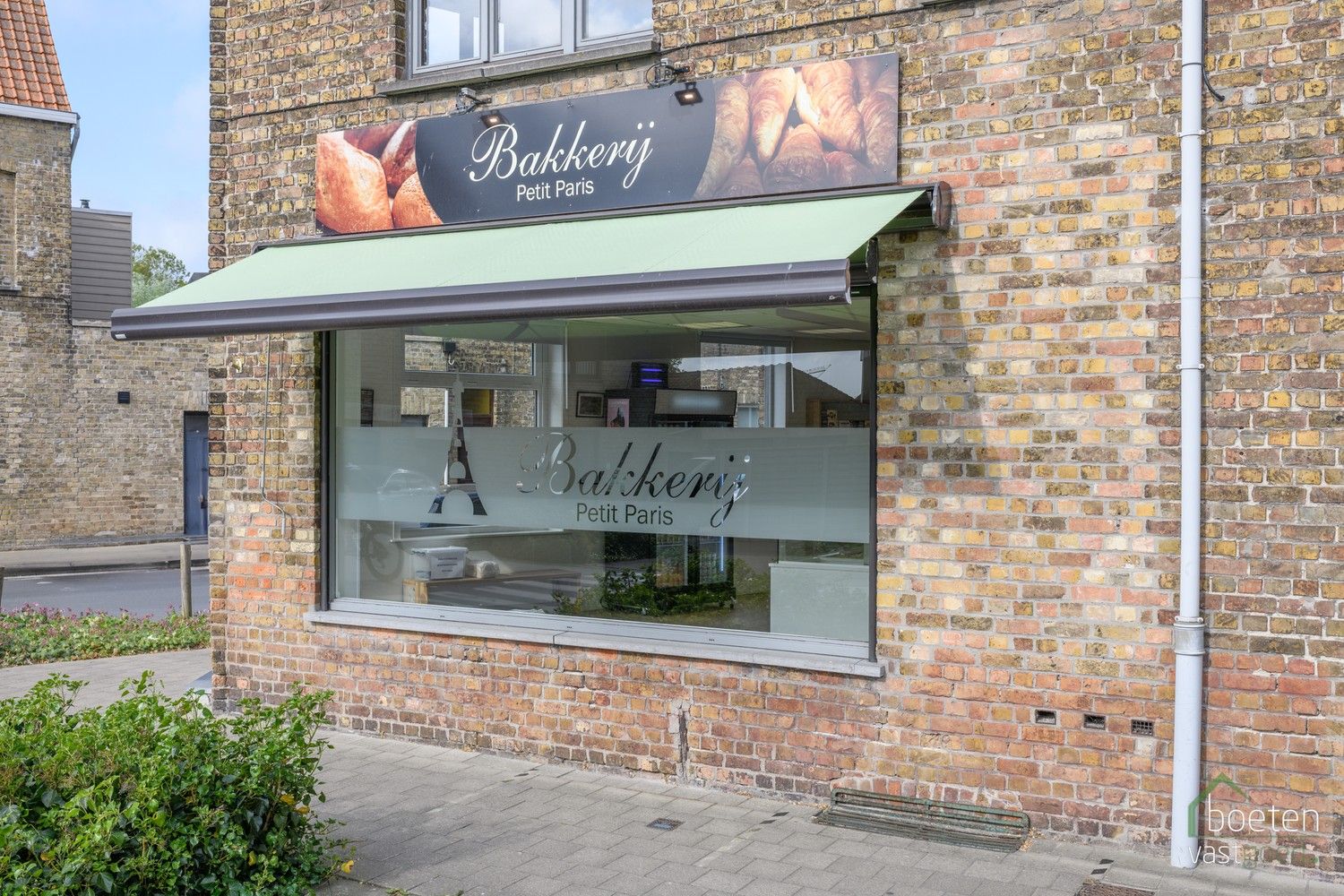 VEURNE: Verkoop van de gekende zaak bakkerij Petit Paris, bestaande uit een gerenoveerde handelsruimte met eveneens (grotendeels) gerenoveerd woongedeelte. foto 2