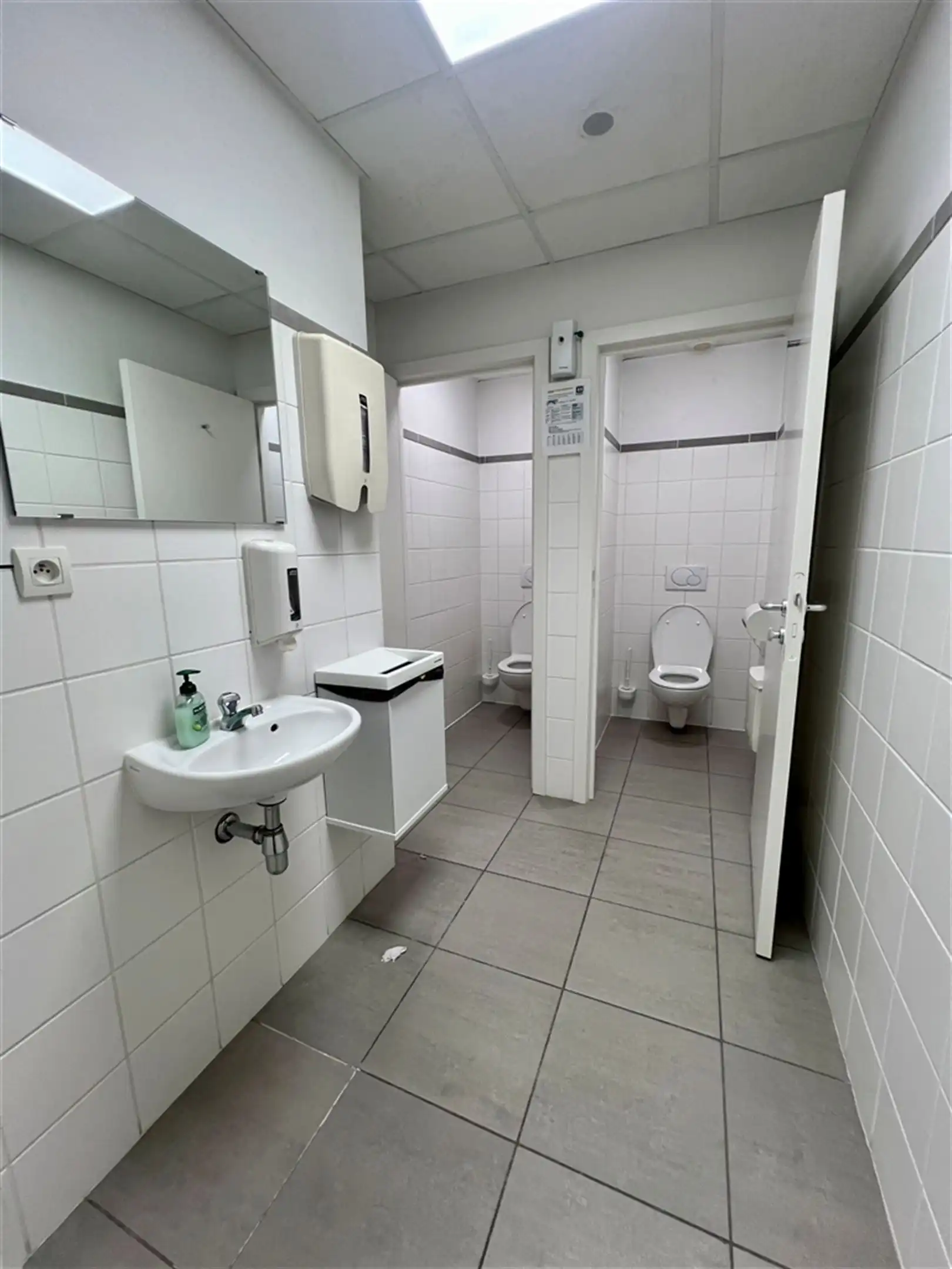 Vlot bereikbare kantoren aan op-en afrit van de E40 foto 12