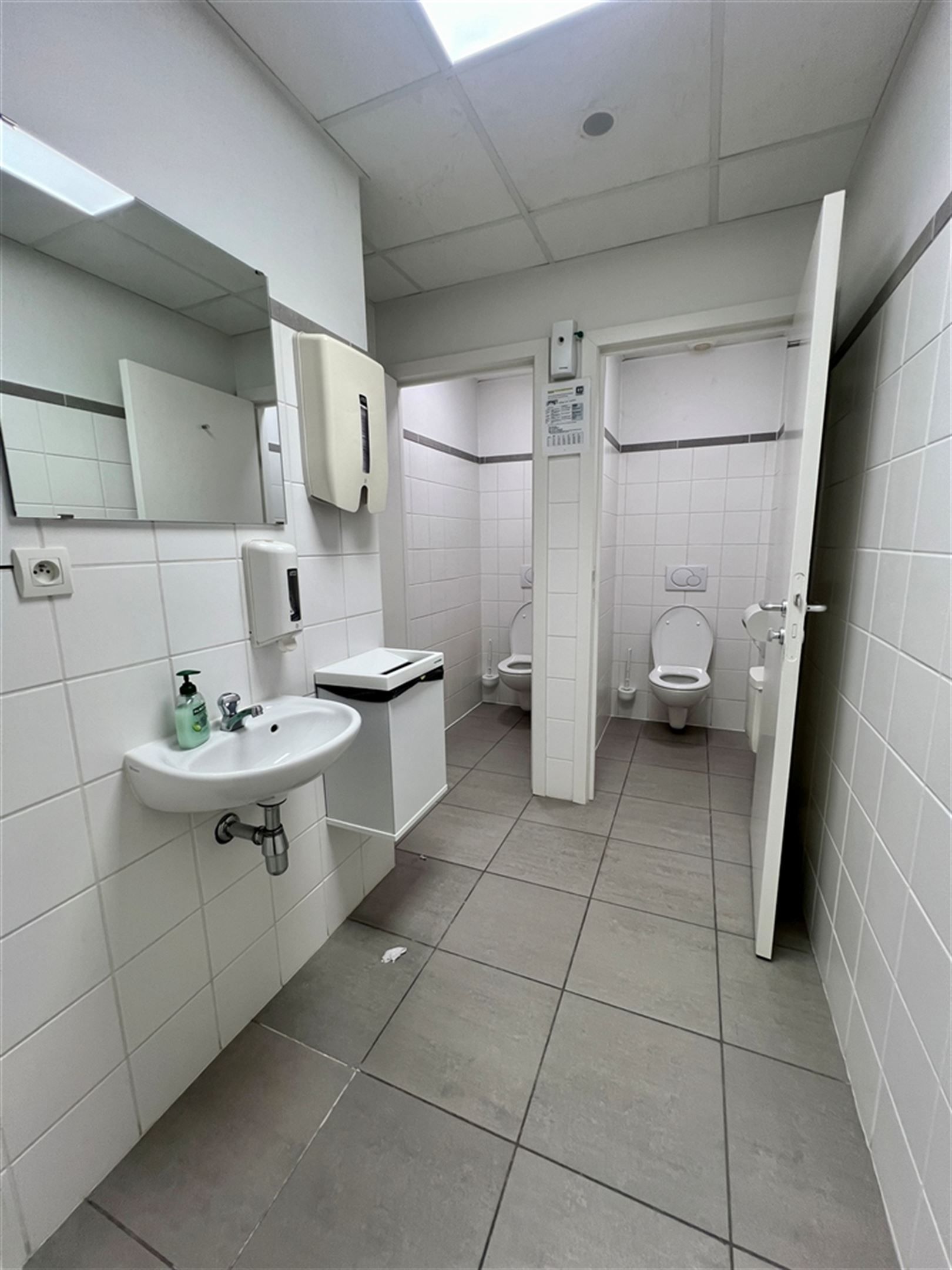 Vlot bereikbare kantoren aan op-en afrit van de E40 foto 12