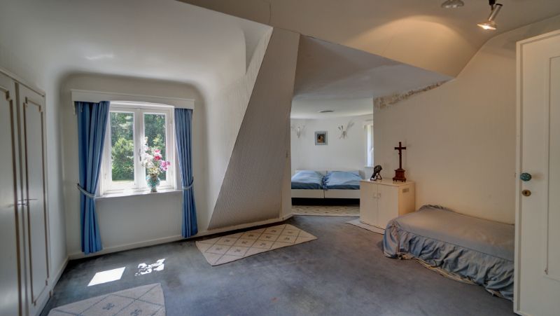 Kasteelvilla met bijgebouw op uniek domein 1 hectare 71 are met grote vijver foto 24