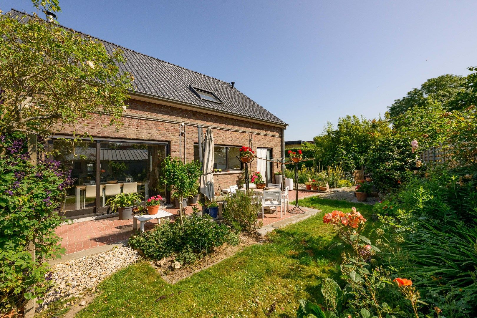 ALLEENSTAANDE WONING IN RUSTIGE WOONWIJK | 4 SLPKS | GARAGE foto 2