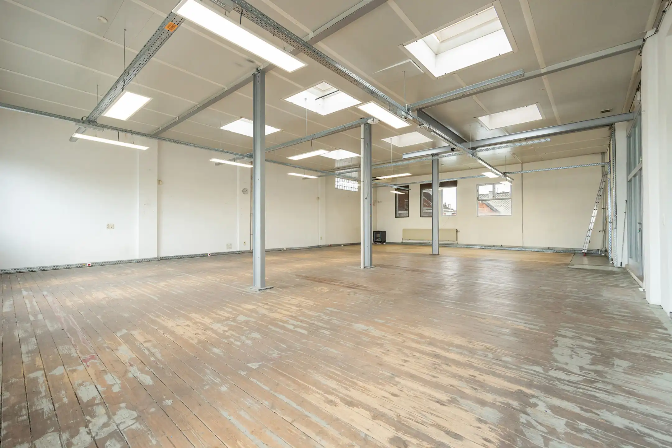 Karaktervol kantoor te koop te Merksem foto 13