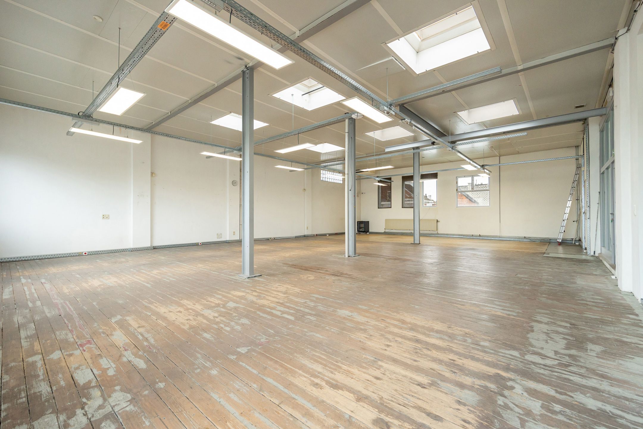 Karaktervol kantoor te koop te Merksem foto 13