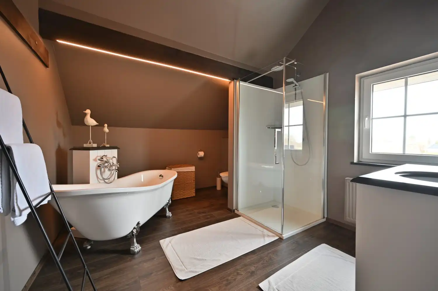 Karaktervolle woning met B&B in Veldwezelt foto 19