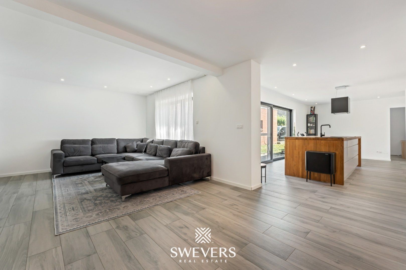 Instapklare, volledig gerenoveerde woning met zonnige tuin en grote garage foto 4