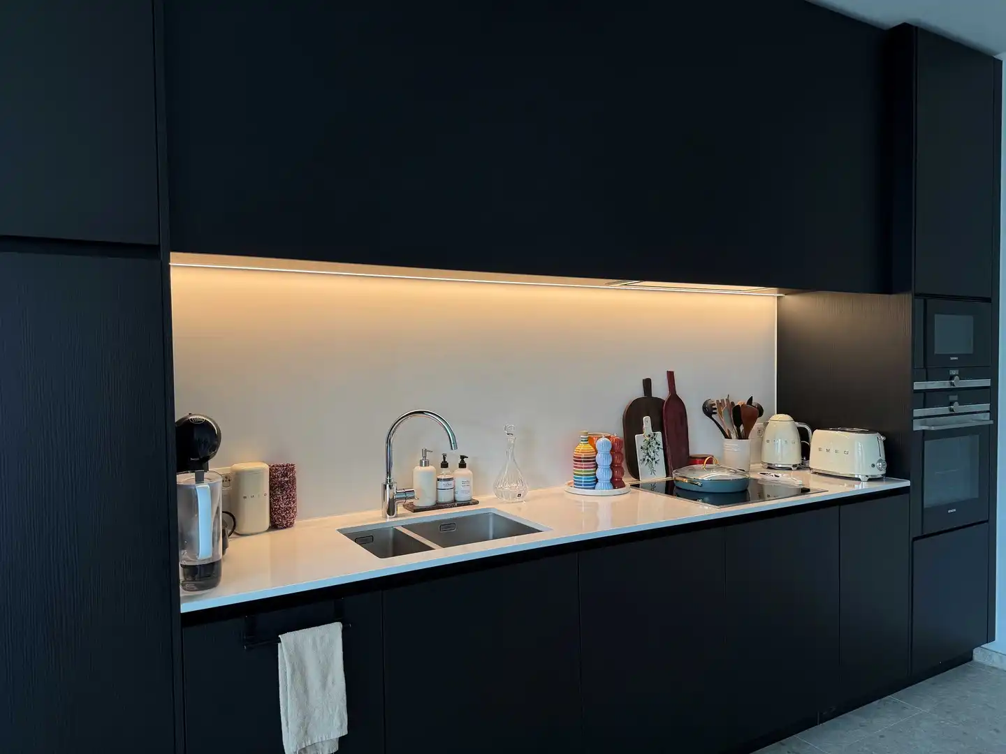Lichtrijk geschilderd nieuwbouw appartement met 2 slaapkamers, zonneterras, parking en berging foto 5