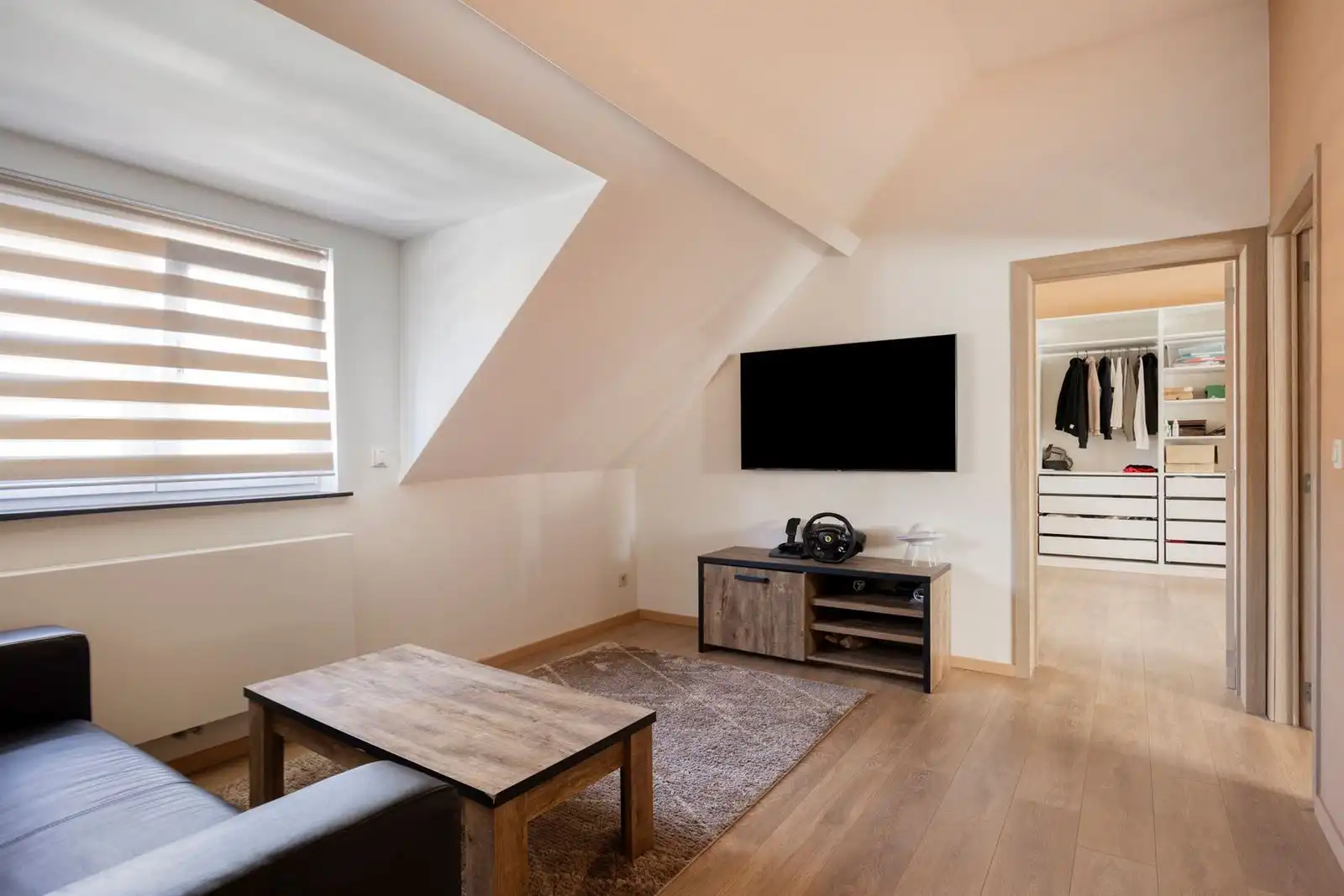 Zeer ruime woning met mogelijkheden privé/beroep foto 16