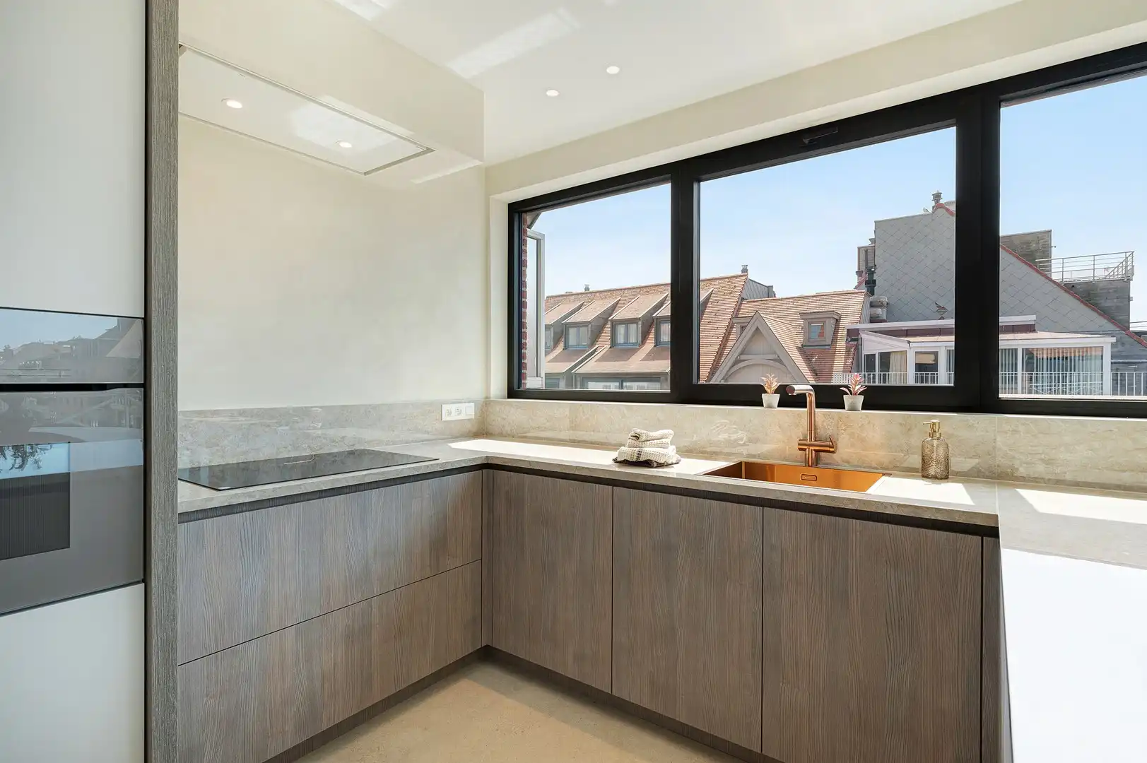 Prachtig gerenoveerd duplex hoekappartement nabij de Lippenslaan. foto 9