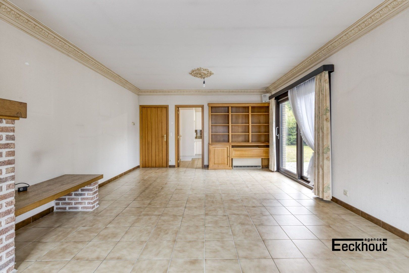 Verzorgde villa met garage in een brede, rustige straat in residentiële wijk! foto 4