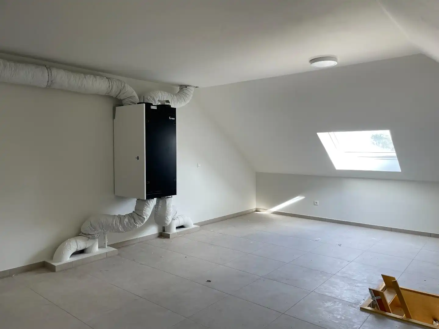 Zeer ruime moderne halfopen nieuwbouwwoning met tuin/terras en garage foto 28