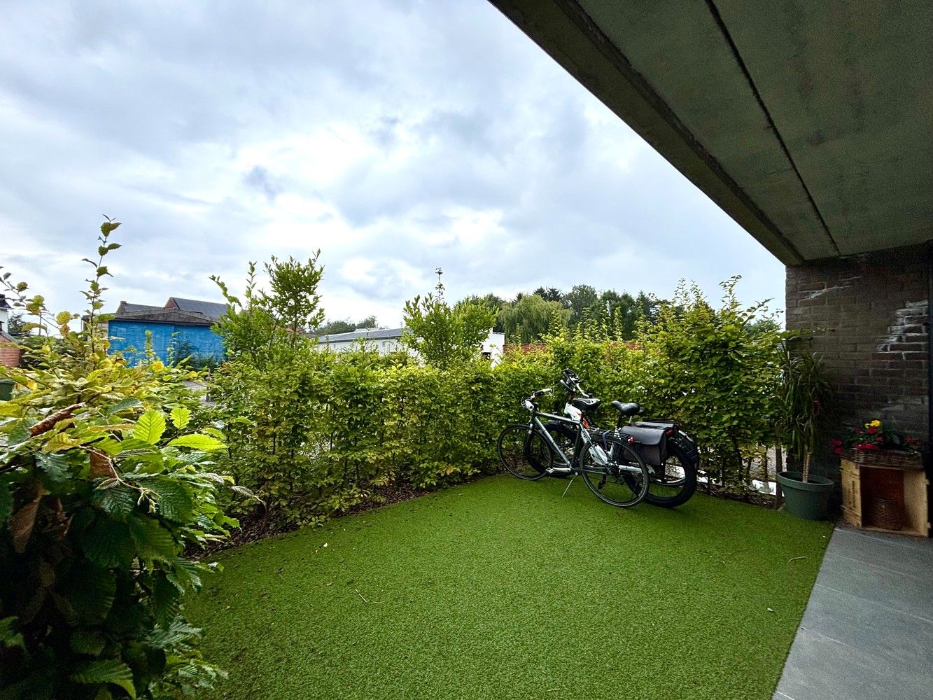 Instapklaar gelijkvloers appartement met aparte ingang, tuin en 2 staanplaatsen te Emblem! foto 8