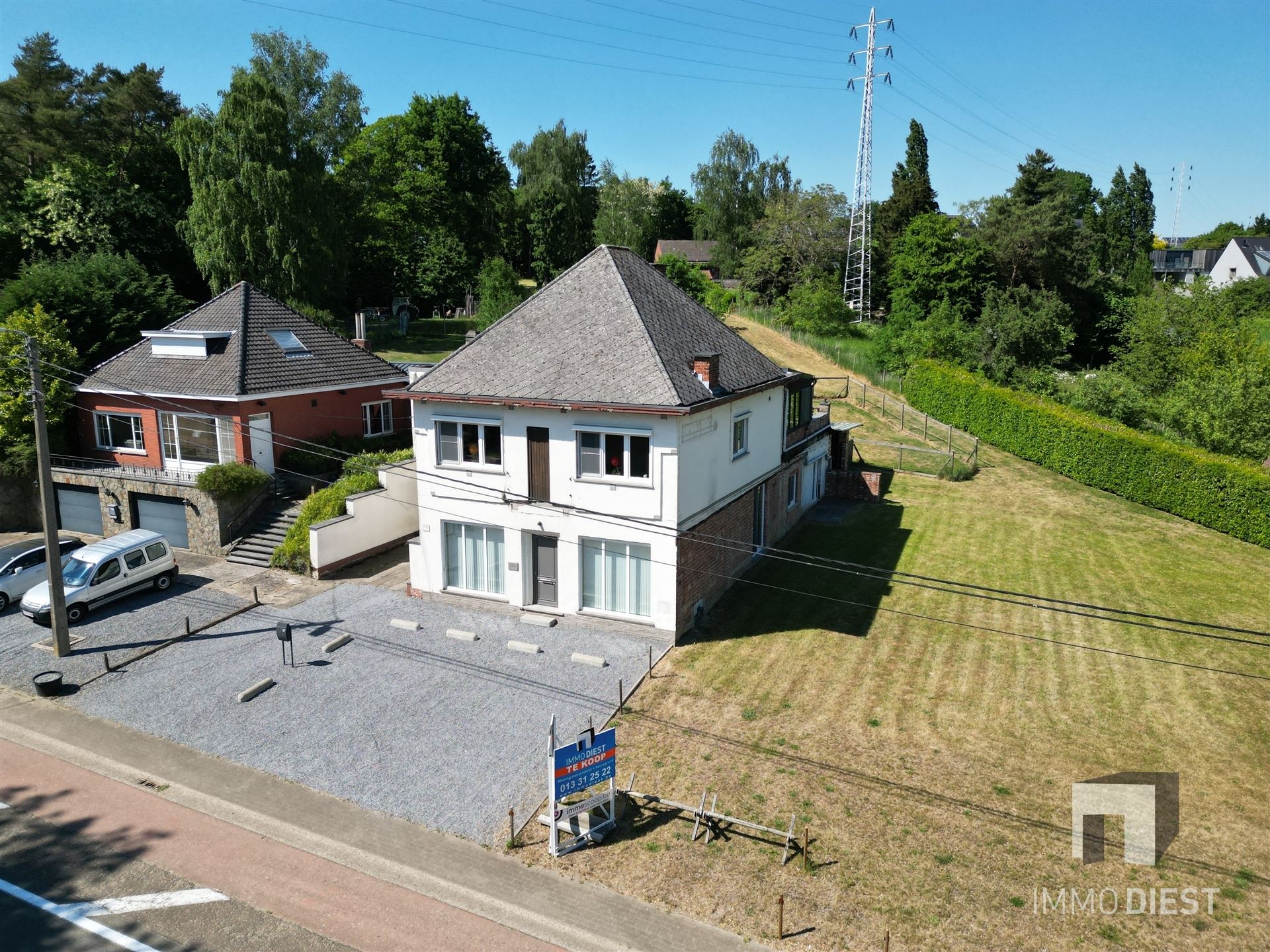 Unieke woning met praktijk en bouwgrond op zichtlocatie foto 2