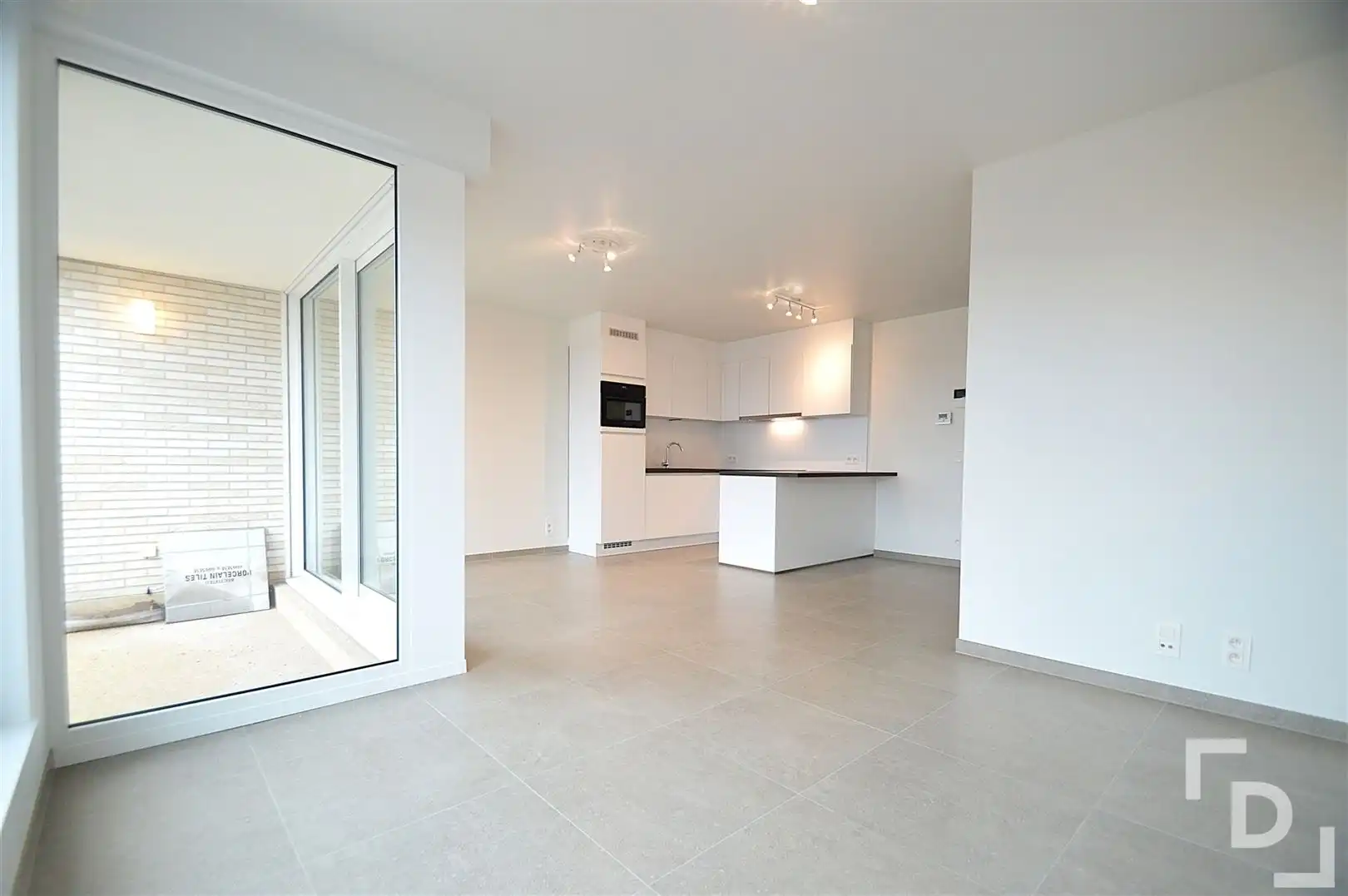 Nieuwbouwappartement met carport foto 2