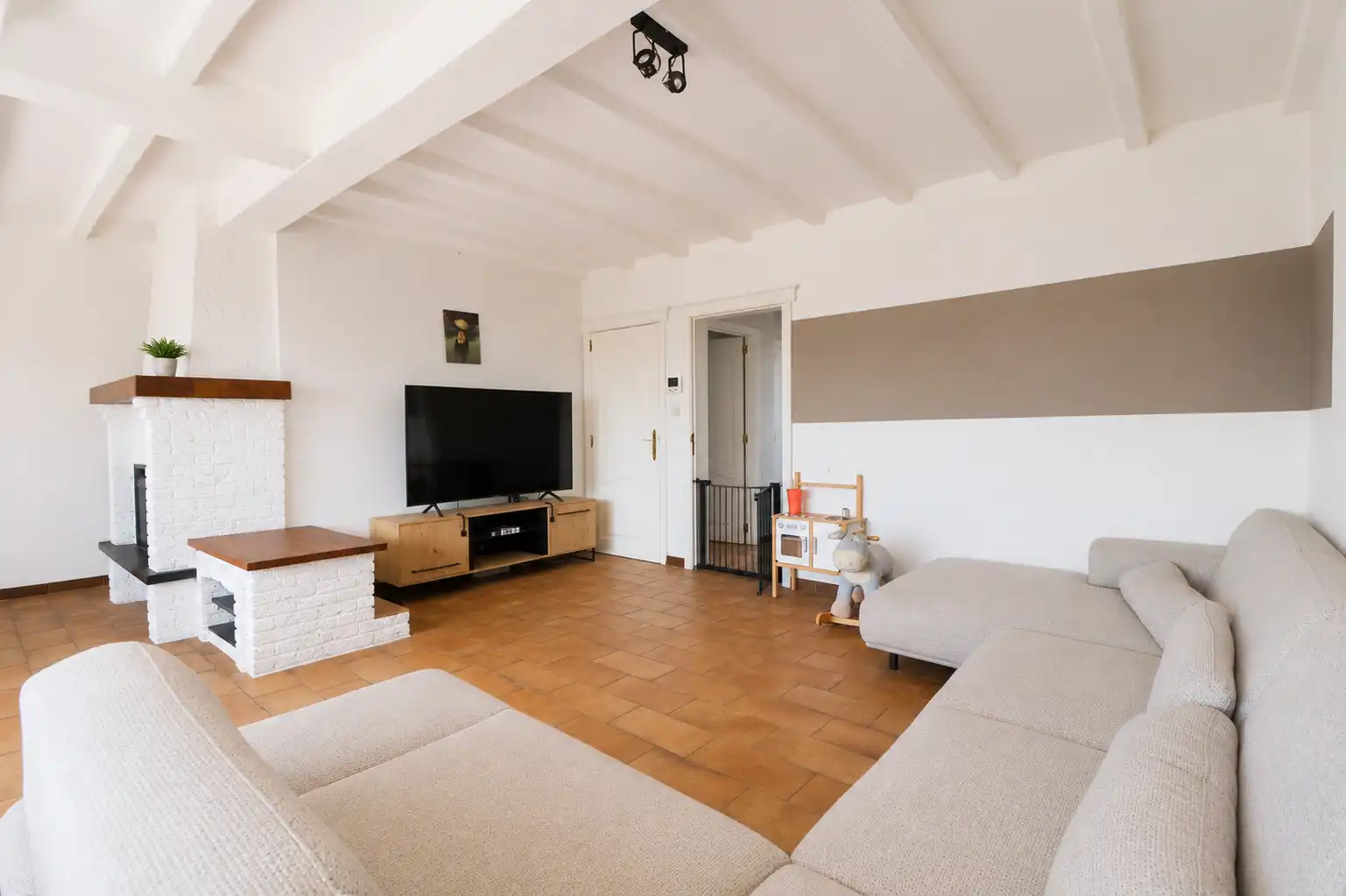 Zeer ruime en lichtrijke bel-etagewoning met 3 grote slaapkamers, dubbele garage en tuin. foto 7