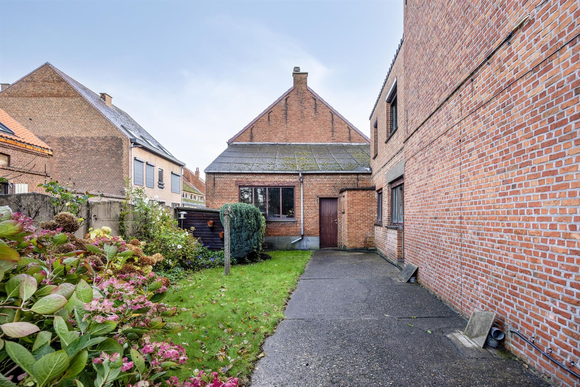 Rustiggelegen woning met atelier en knusse tuin! foto 10
