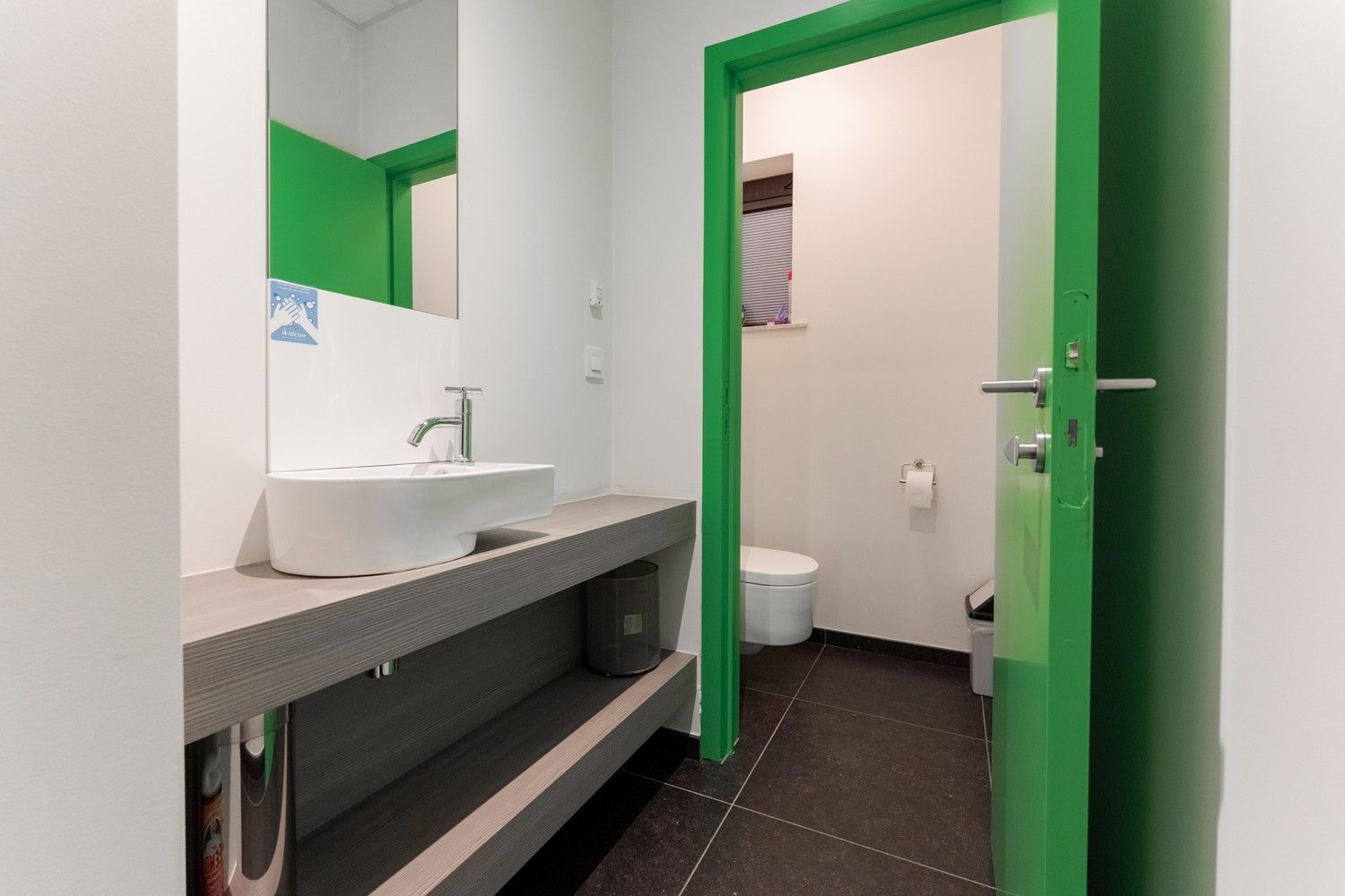 Mooi gerenoveerd handelspand pal in het centrum van Pelt met 7 parkeerplaatsen foto 21