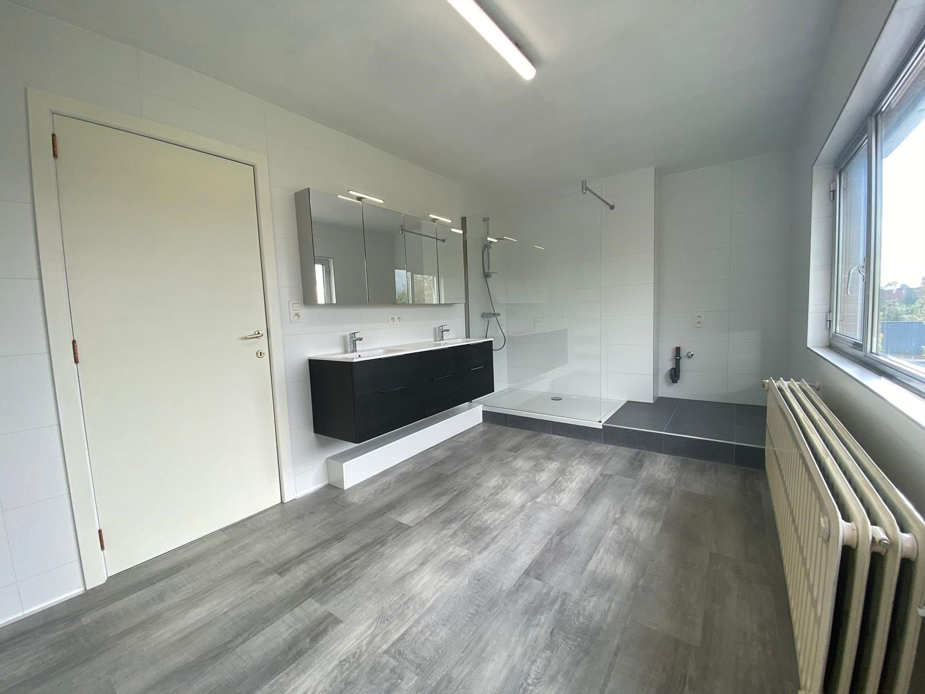 Gerenoveerd duplex appartement met 3 slpks in het centrum van Balen! foto 6