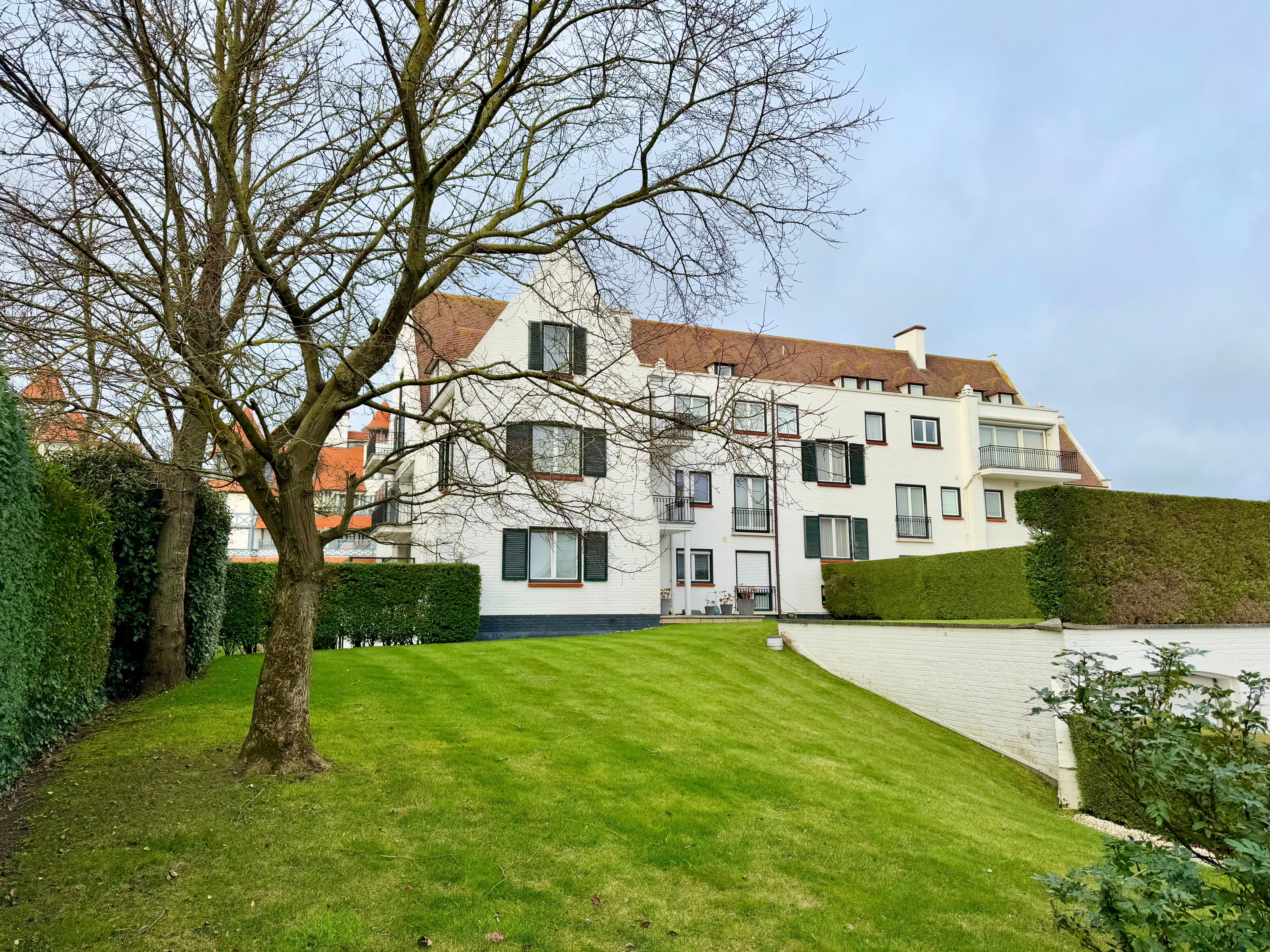 Prachtig tuinappartement met zonnige tuin in een villa residentie in het Zoute op enkele stappen van de zee en de winkels. foto 4