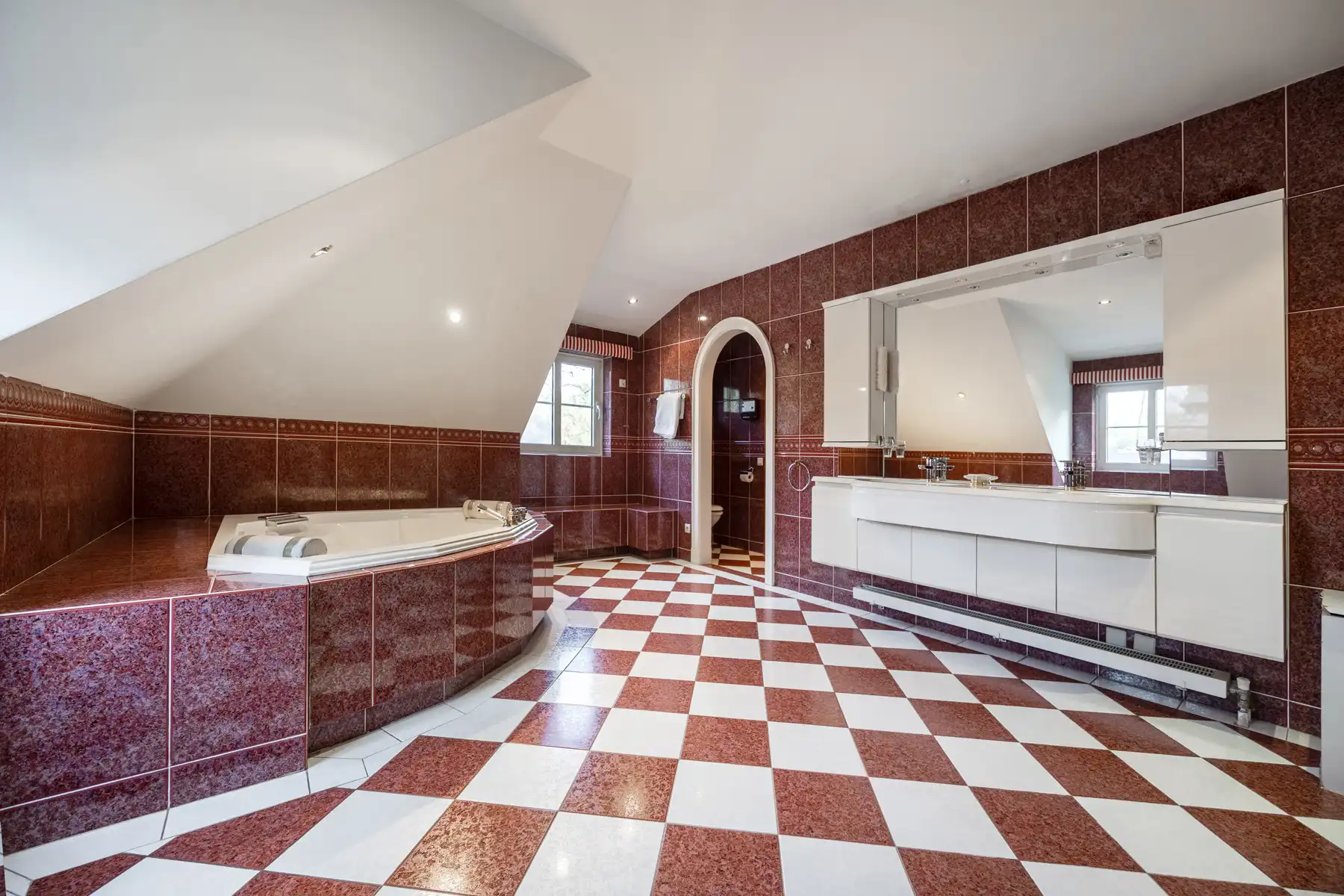 Unieke villa met 4 slpks, 3 bdks, riante garage & guesthouse foto 22