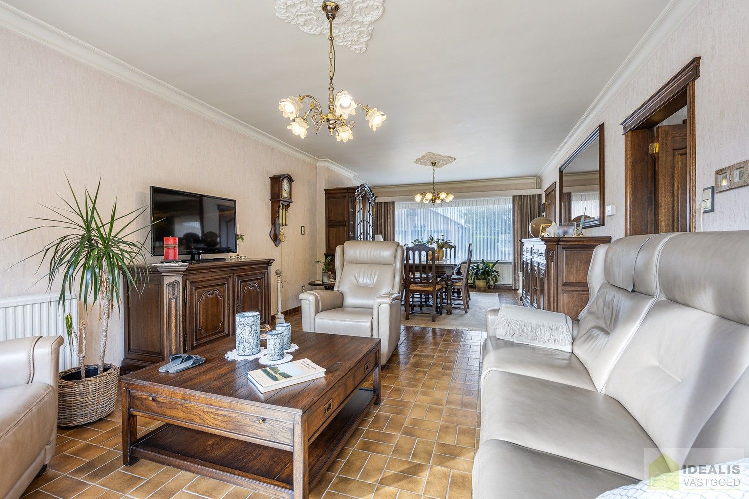 IDEALIS VASTGOED – PERFECT ONDERHOUDEN, INSTAPKLARE WONING +- 175M², MET MAAR LIEFST 4 SLAAPKAMERS, HEERLIJK LICHTRIJKE WOONKAMER EN DUBBELE GARAGE OP EEN PRACHTIG GROEN EN RUIM PERCEEL VAN 18A 43CA. foto 11