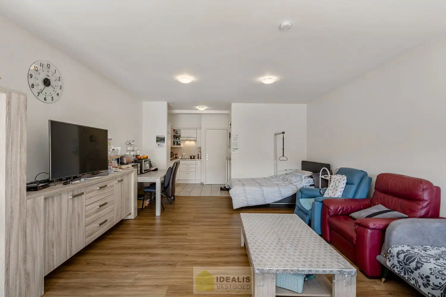 IDEALIS VASTGOED – GELIJKVLOERS APPARTEMENT MET LICHTRIJKE LEEFRUIMTE EN AANSLUITEND RUIME KEUKEN, BADKAMER, 2 SLAAPKAMERS EN GARAGEBOX OP EEN UITERST GUNSTIGE LOCATIE VLAK BIJ HET CENTRUM VAN PELT! foto 7