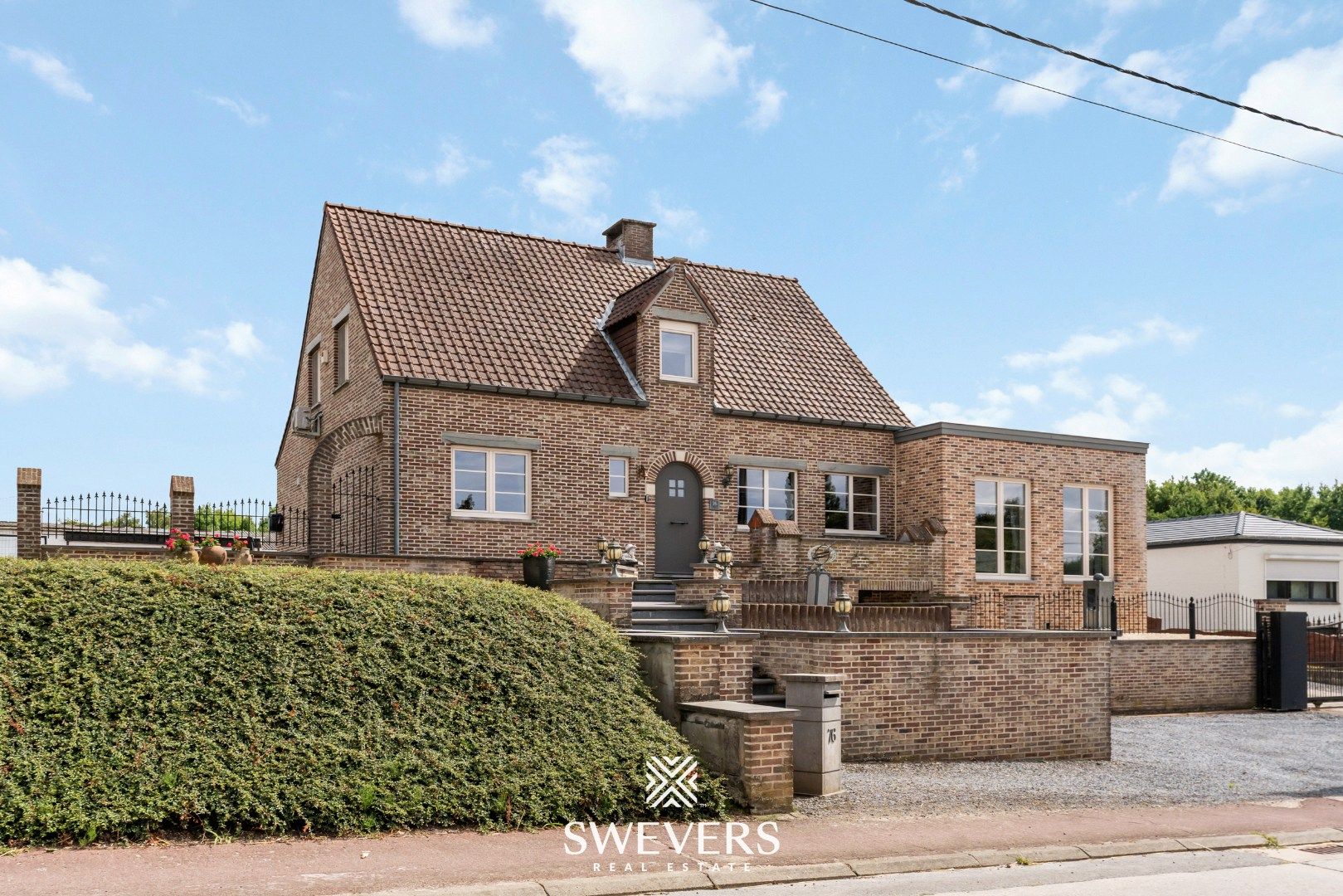 Instapklare gezinswoning met magazijn op ruim perceel foto 2