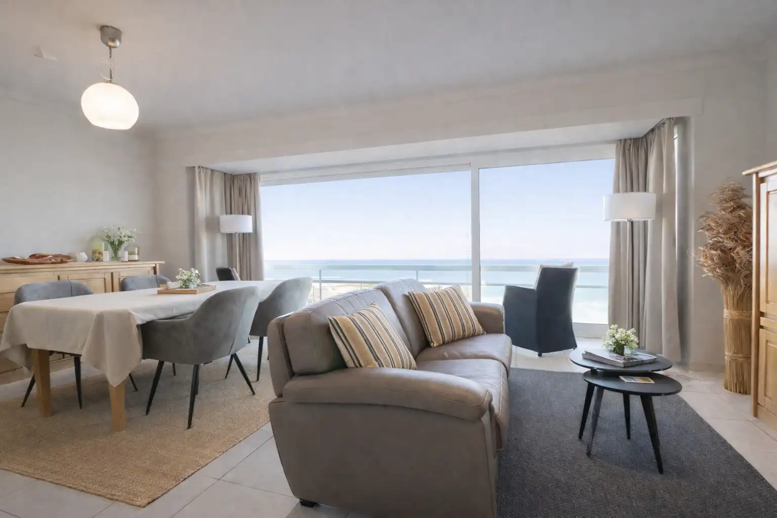 Bijzonder ruim (90 m²), hedendaags 2-slaapkamerappartement met prachtig frontaal zicht op zee.  foto {{pictureIndex}}