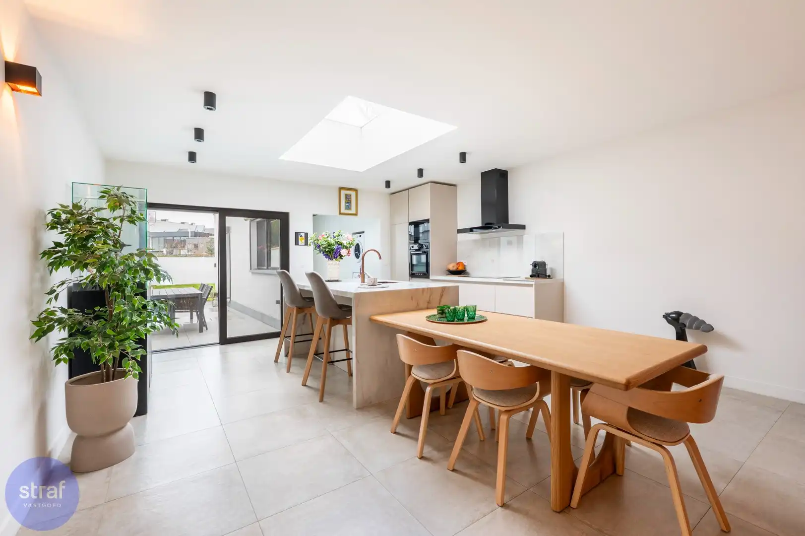 Gezellige luxewoning met tuin en 3 slaapkamers in de Antwerpse Noordrand foto {{pictureIndex}}