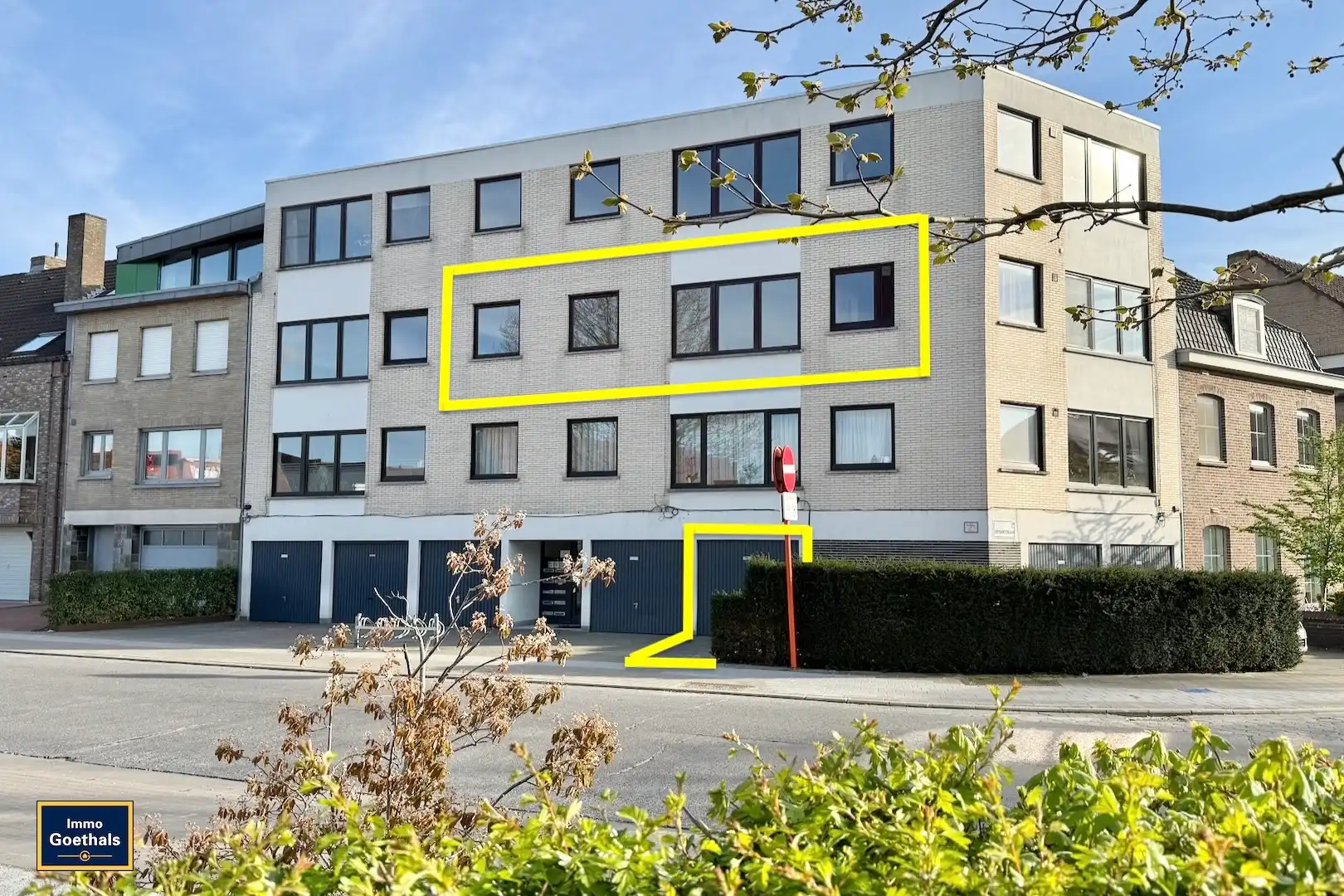 Centraal gelegen appartement met 2 kamers en 1 garage. foto {{pictureIndex}}