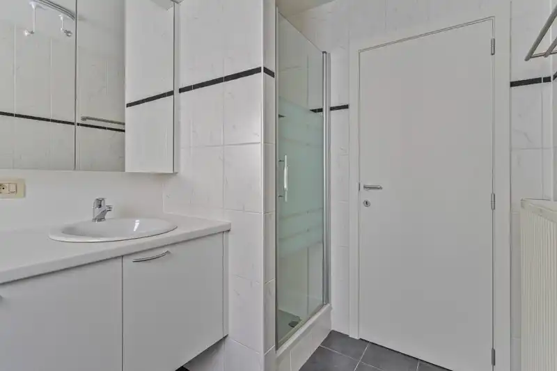 Ruim 2 slaapkamer appartement TE HUUR in residentie Den Hert in hartje Oostrozebeke! foto 14