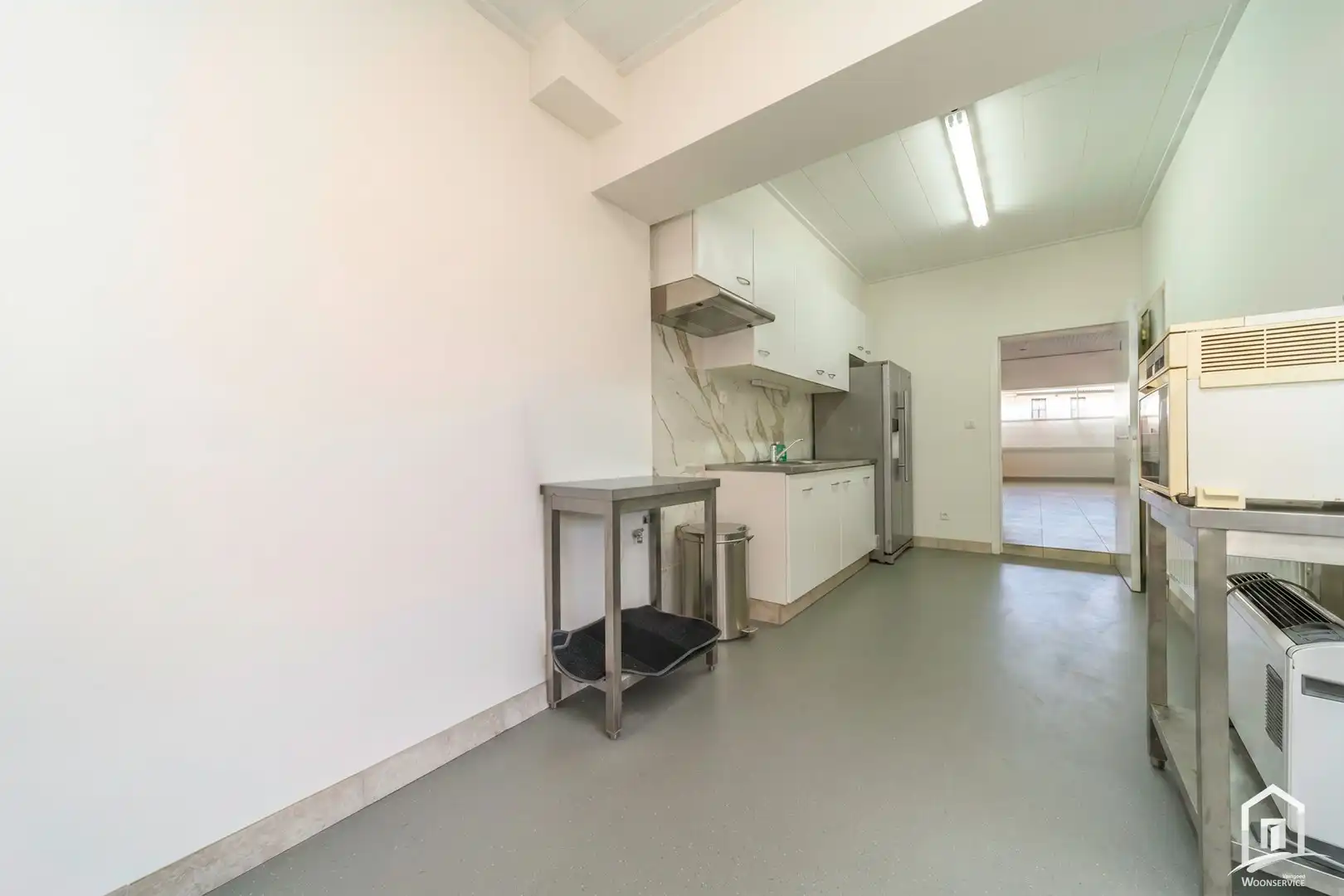 Ruim commercieel pand met showroom en magazijn op uitstekende locatie te Erembodegem foto 9