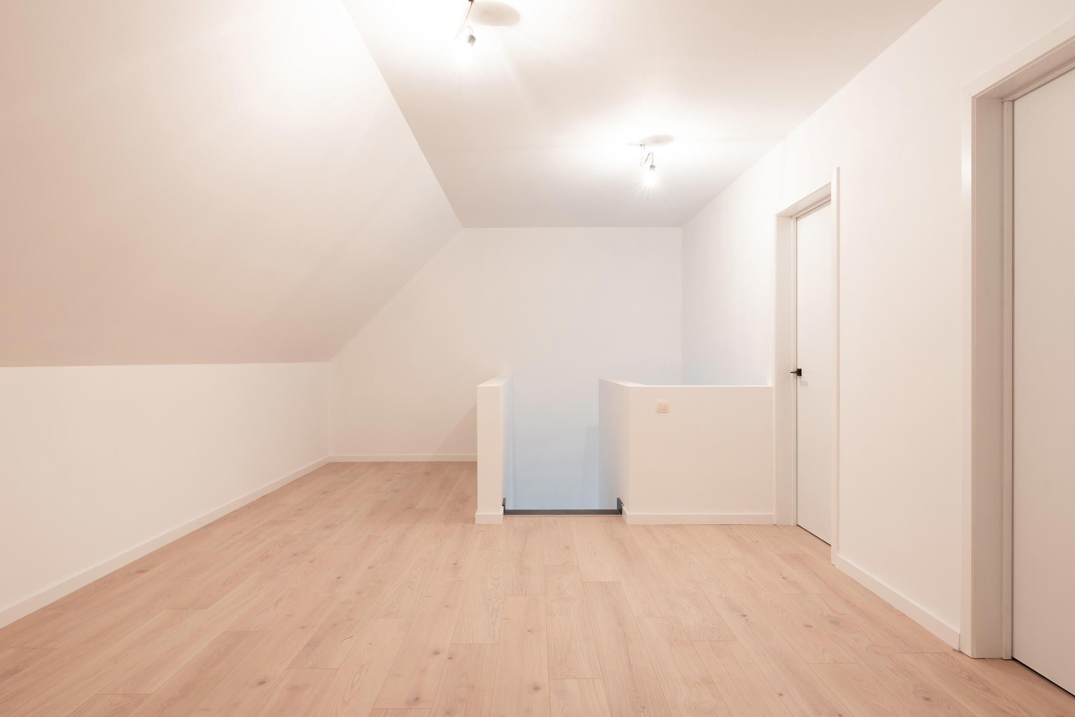 Instapklare nieuwbouw halfopen bebouwing met tuin en garage foto 16