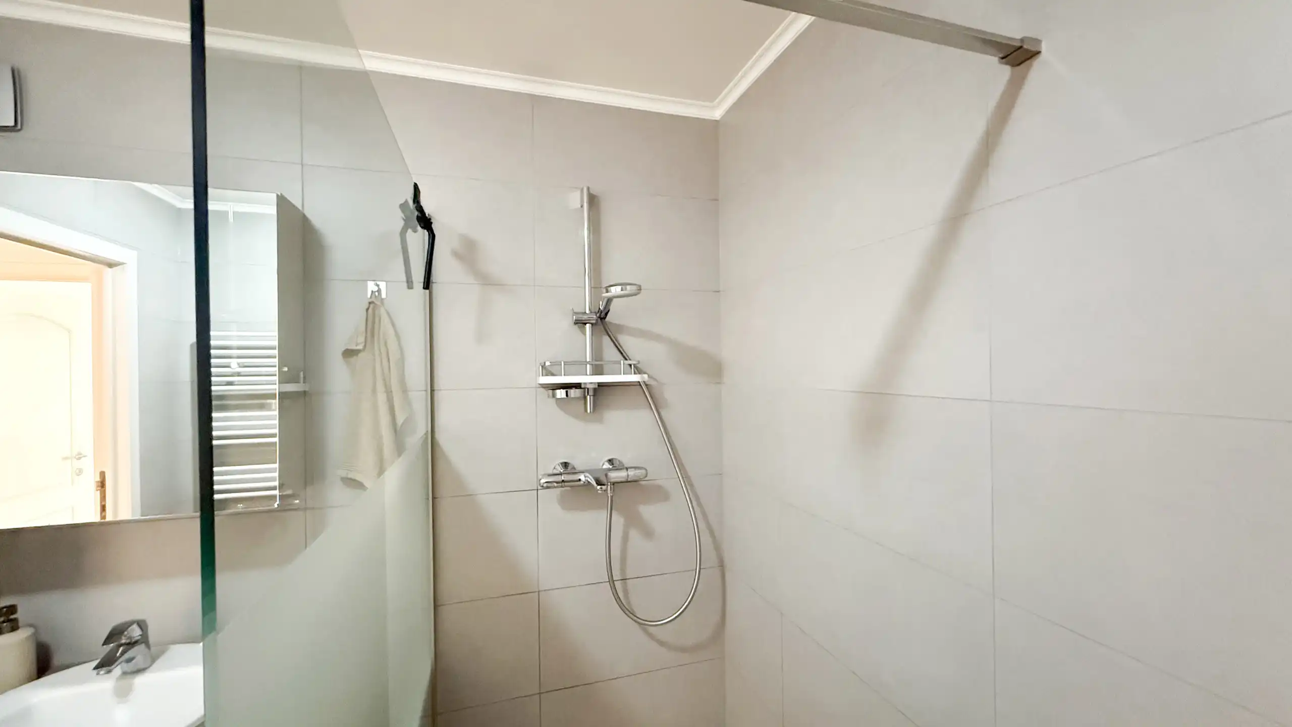 Ruime gezinswoning met 3 slaapkamers en fraaie veranda! foto 23