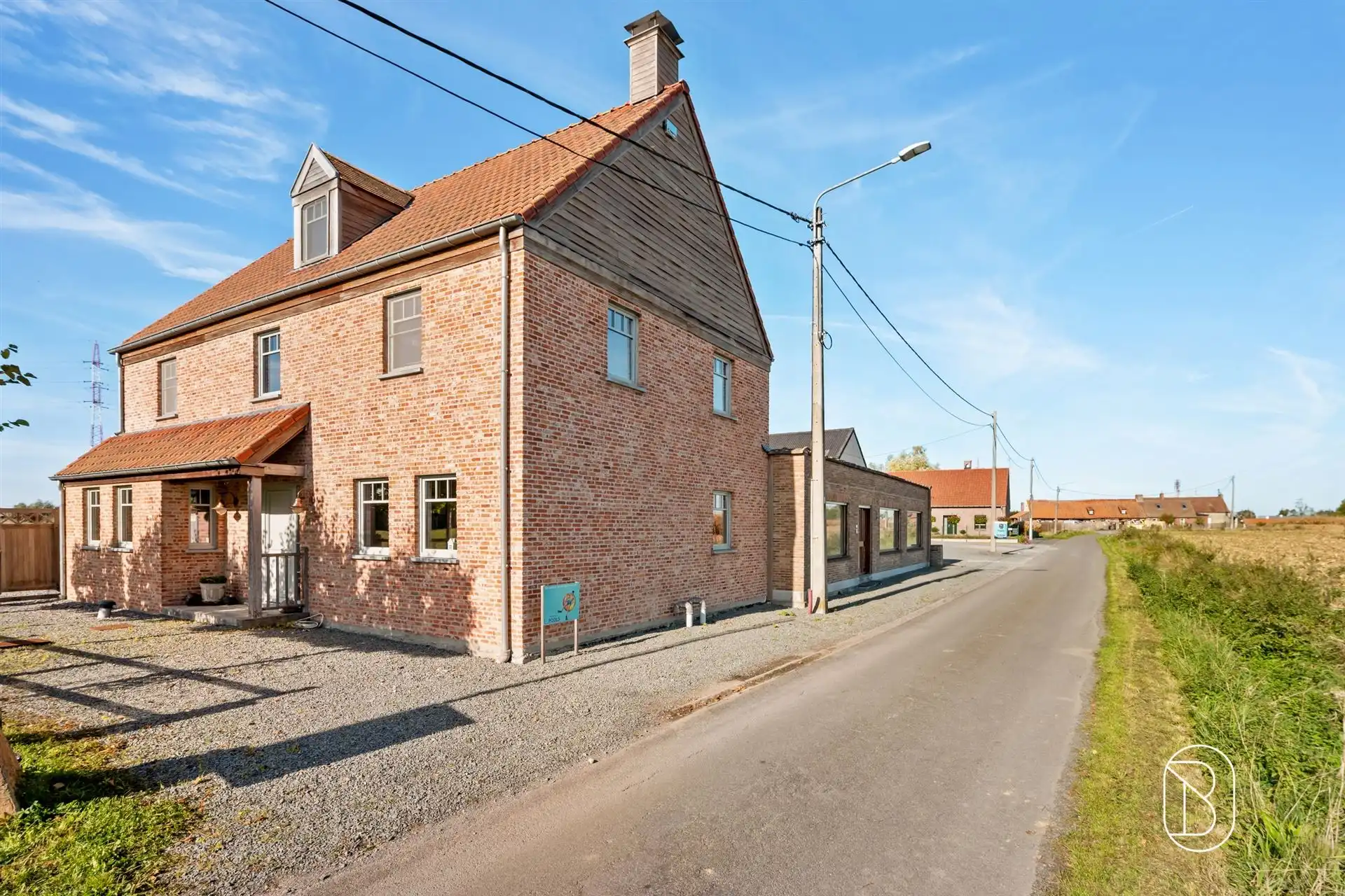 Recente woning met 2 loodsen en zwembad in Escanaffles foto {{pictureIndex}}