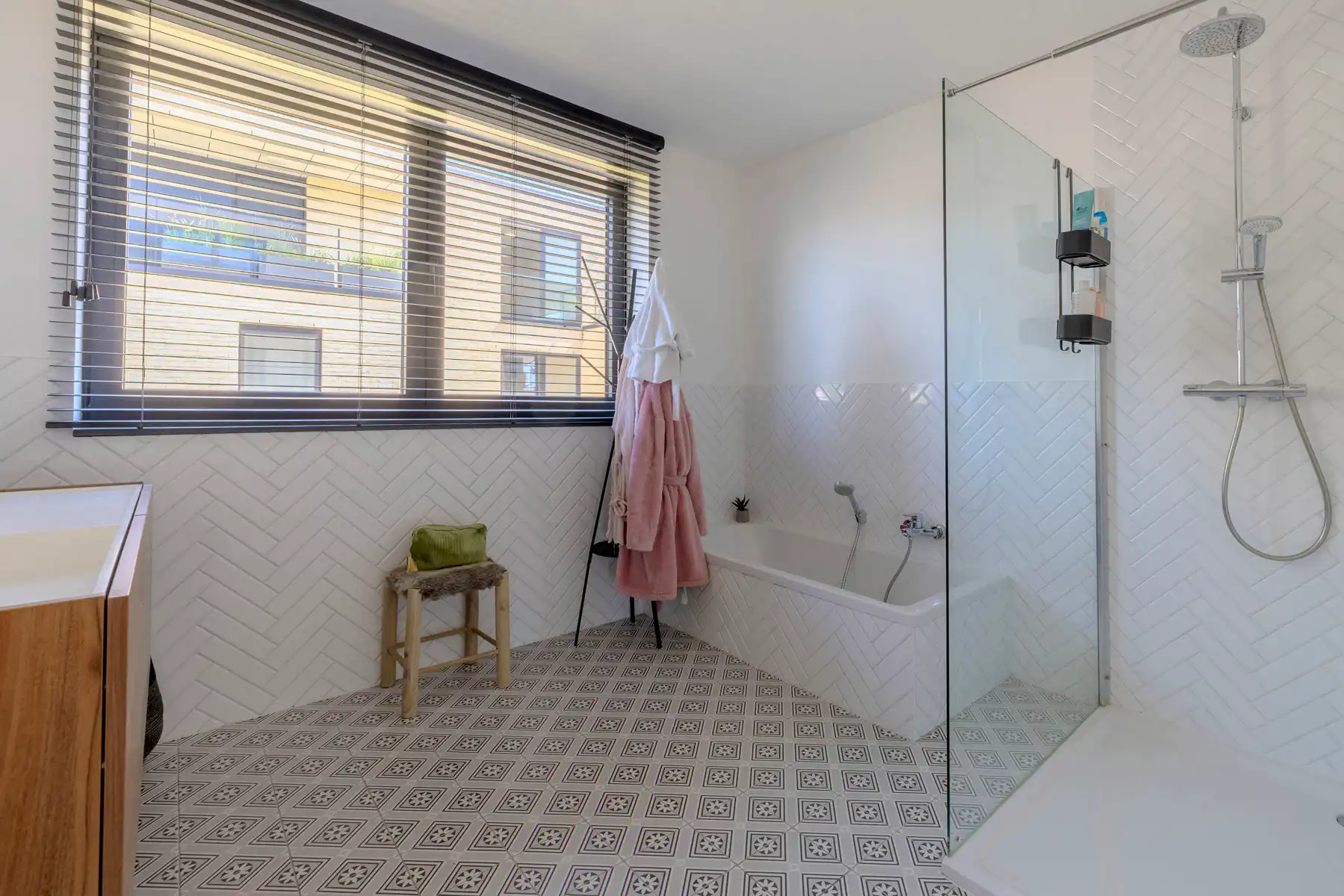 Ruim appartement met 2 slpks, terras van 71m2 en 2 staanplaatsen foto 12