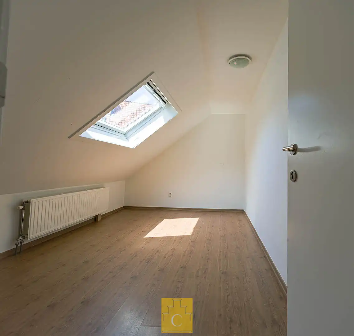 Brugs huis in de schaduw van Jeruzalemkerk, authentieke 16e-17e eeuwse gevel foto 16