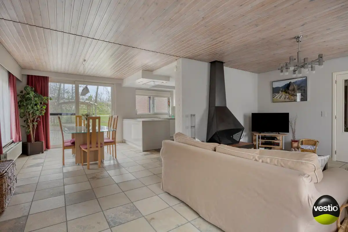 Gelijkvloerse woning met 3 slaapkamers, zonnepanelen en tuin op residentiële, rustige ligging. foto 4