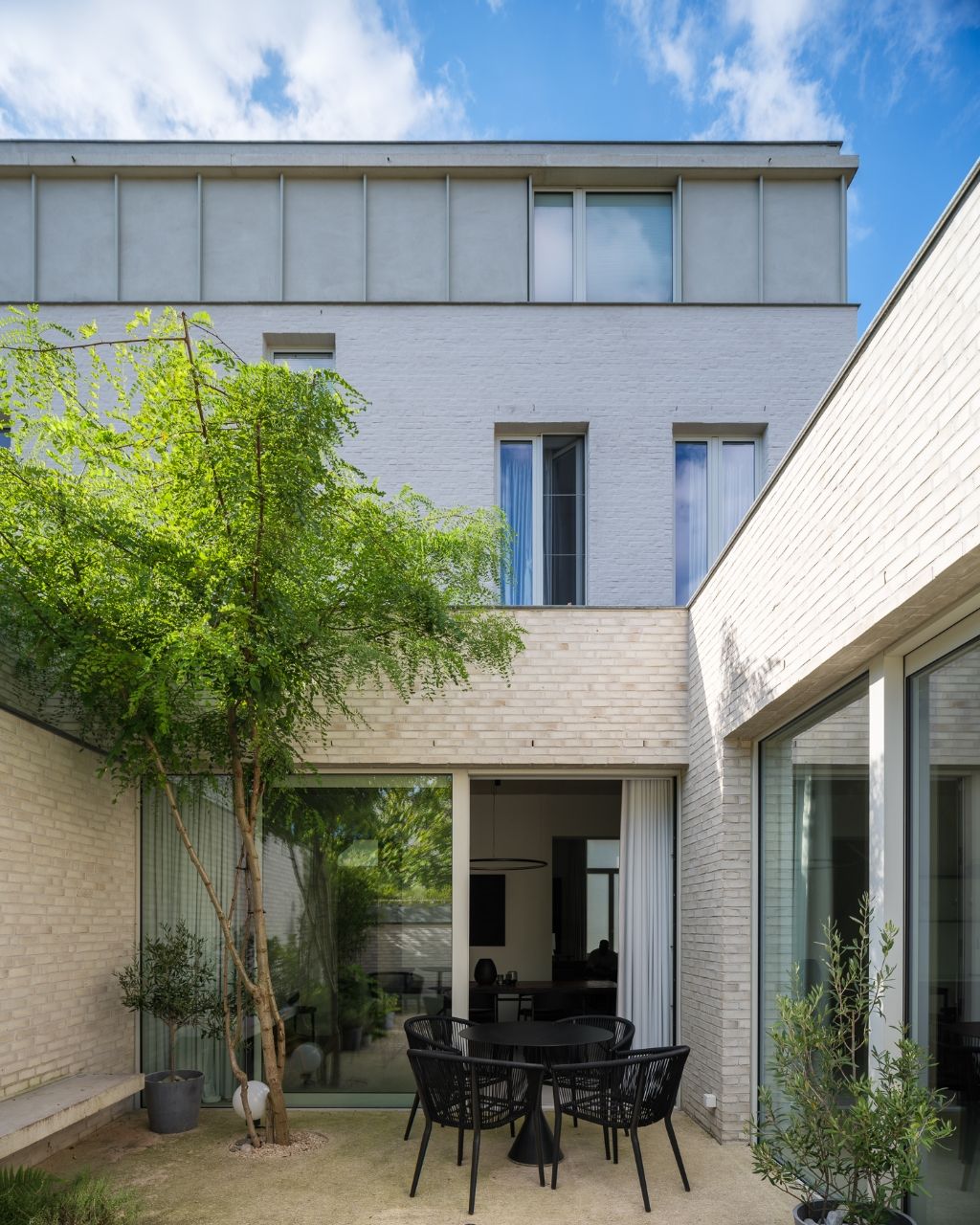 Architectuur en authenticiteit gecombineerd in Centrum Gent – Imposante, architecturale townhouse met 4 slaapkamers, 2 badkamers, stadstuin en dakterras naar een ontwerp van Elemelent Architecten. foto 20