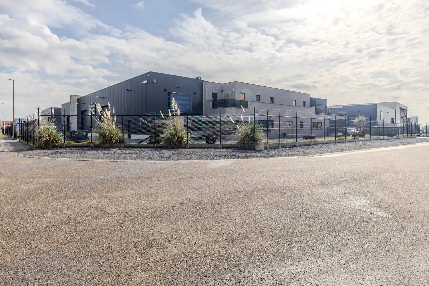 Multifunctioneel industriecomplex met woongelegenheid op topligging te Lanaken foto 5