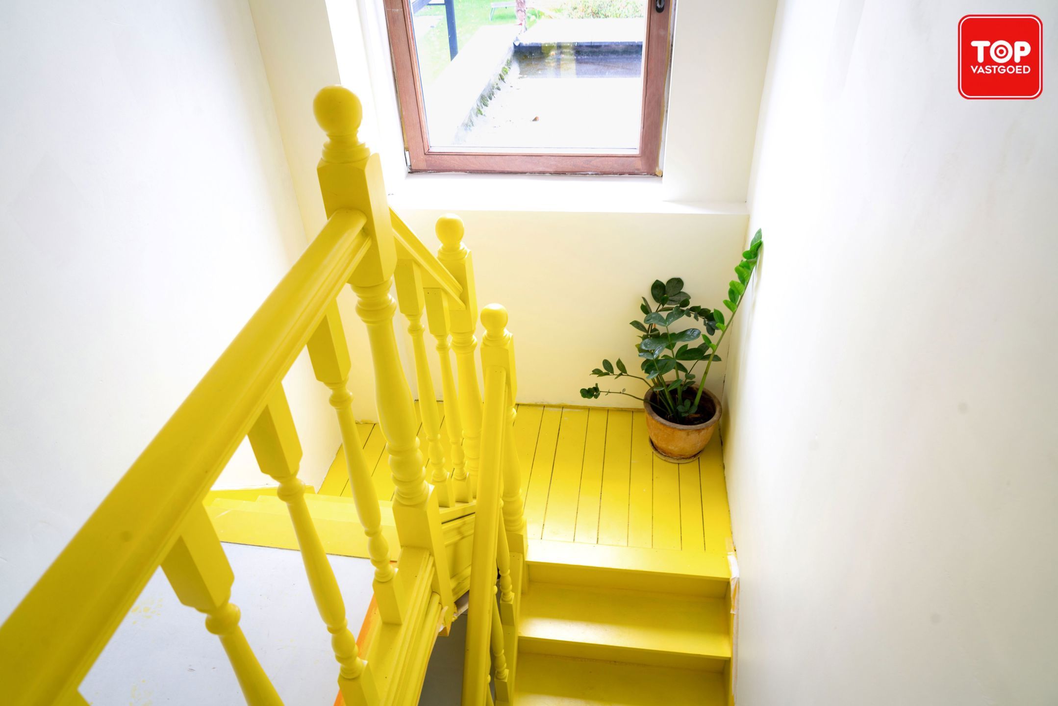 Woning met mooie tuin en ingang via de achtergelegen garage.  foto 11