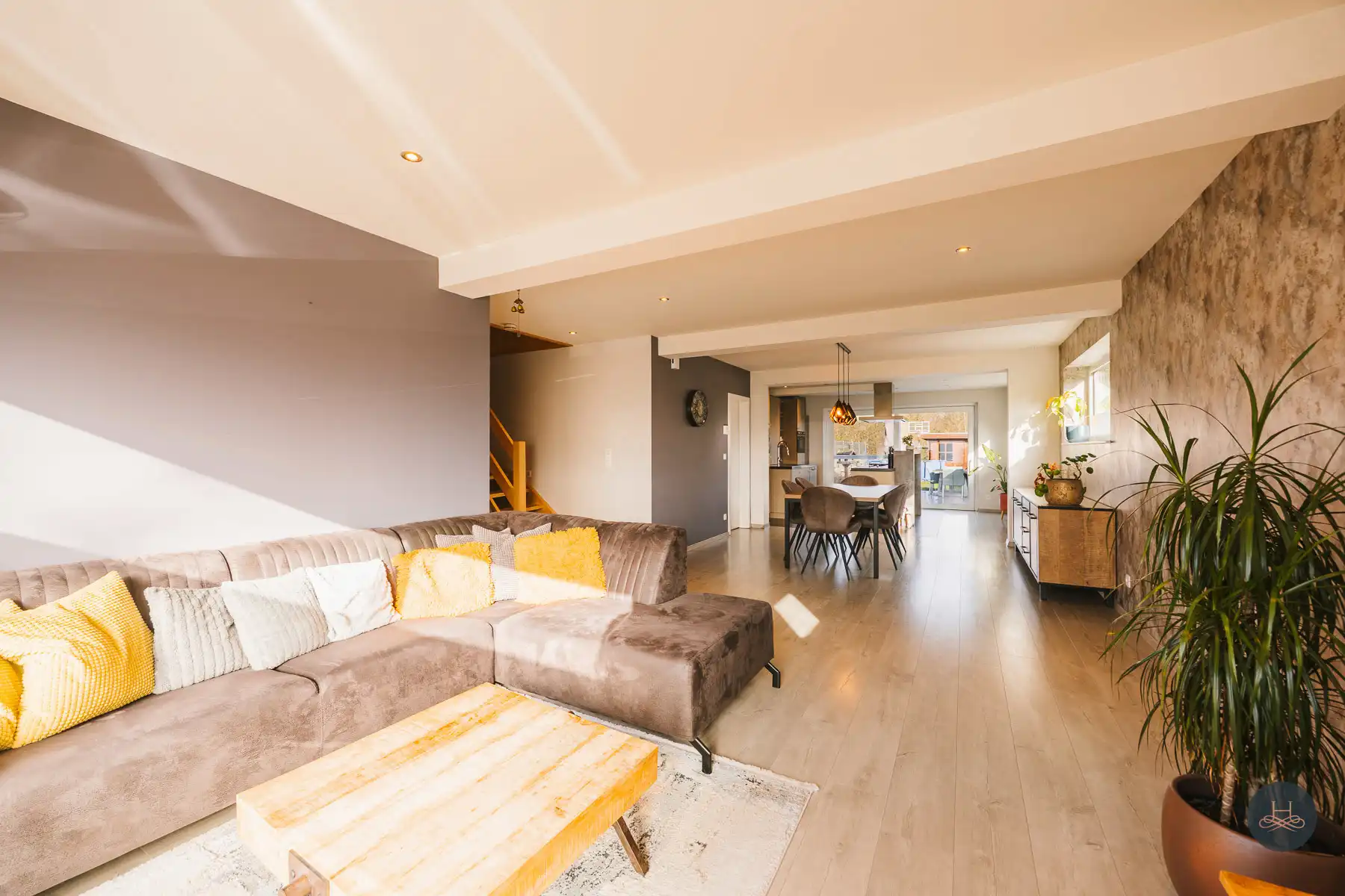 Recent energiezuinige halfopen woning op een royaal perceel foto 11