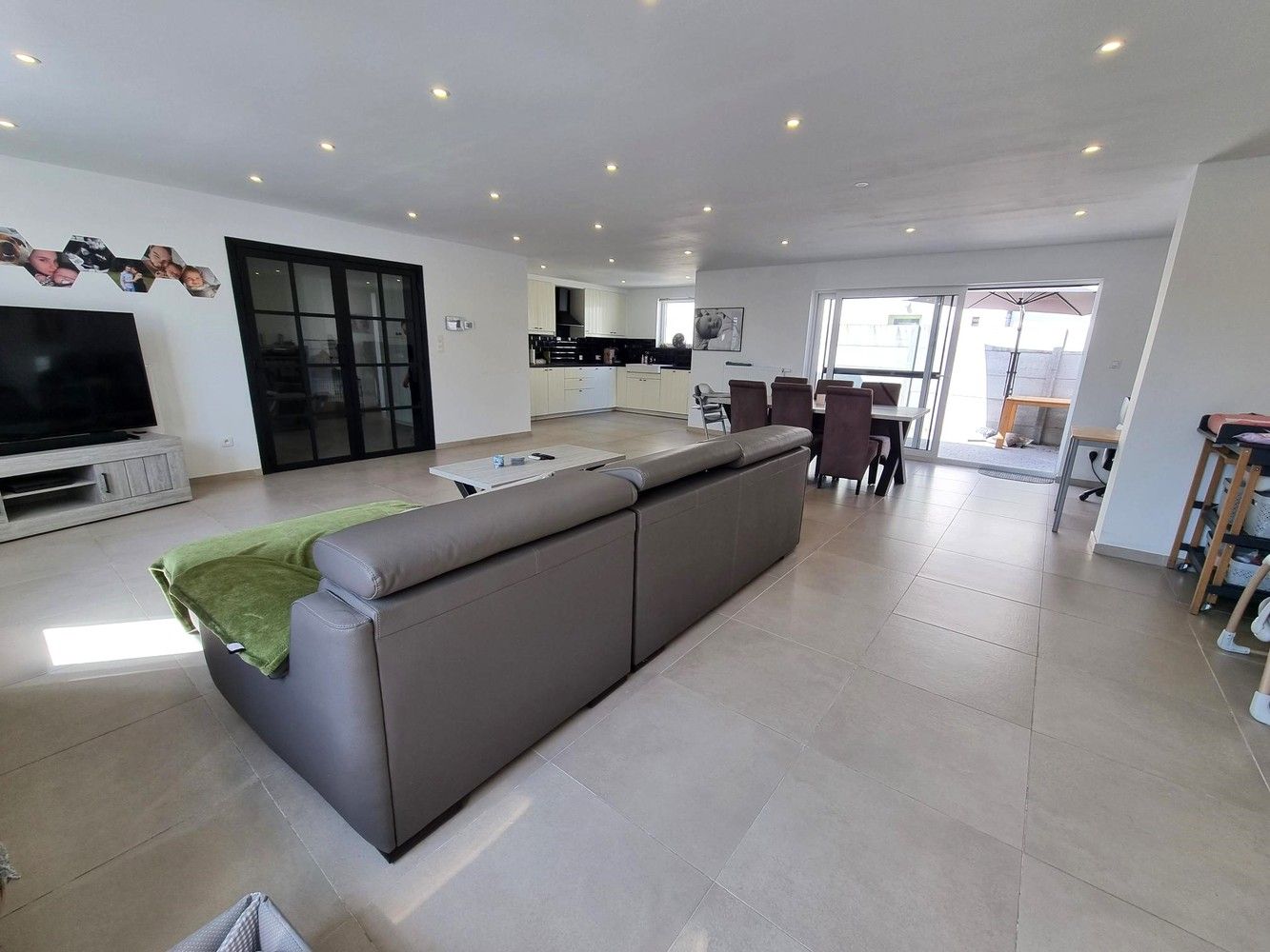 Totaal gerenoveerde woning met garage bijgebouw, ideaal voor een jong koppel of gezin. foto 4